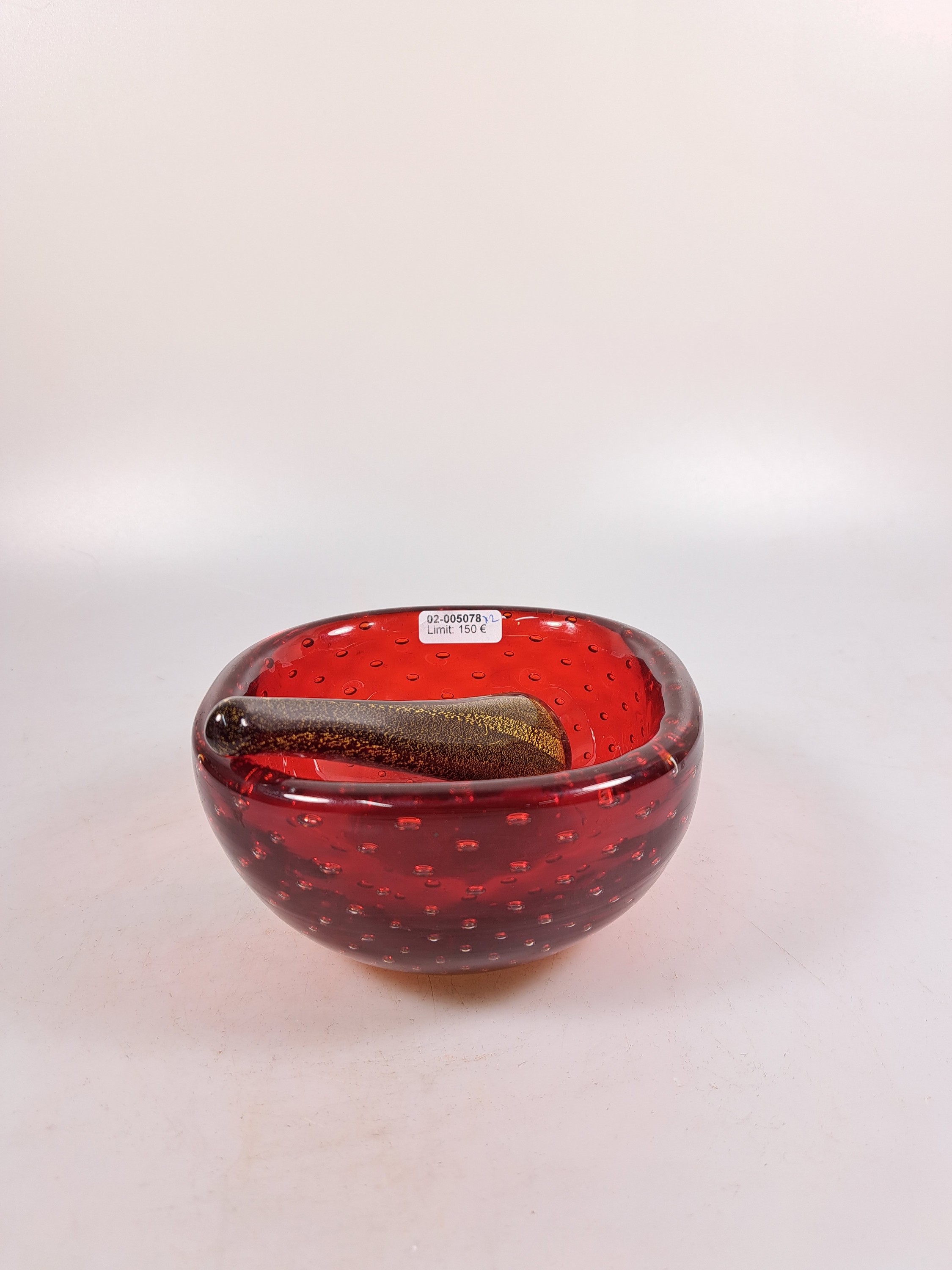 Detail b: Schale und Glasobjekt, Venini Murano, 1970er Jahre, Schale mit rotem Überfang und eingestochenen Luftblasen, ca. 6x12x12cm, Objekt mit ...