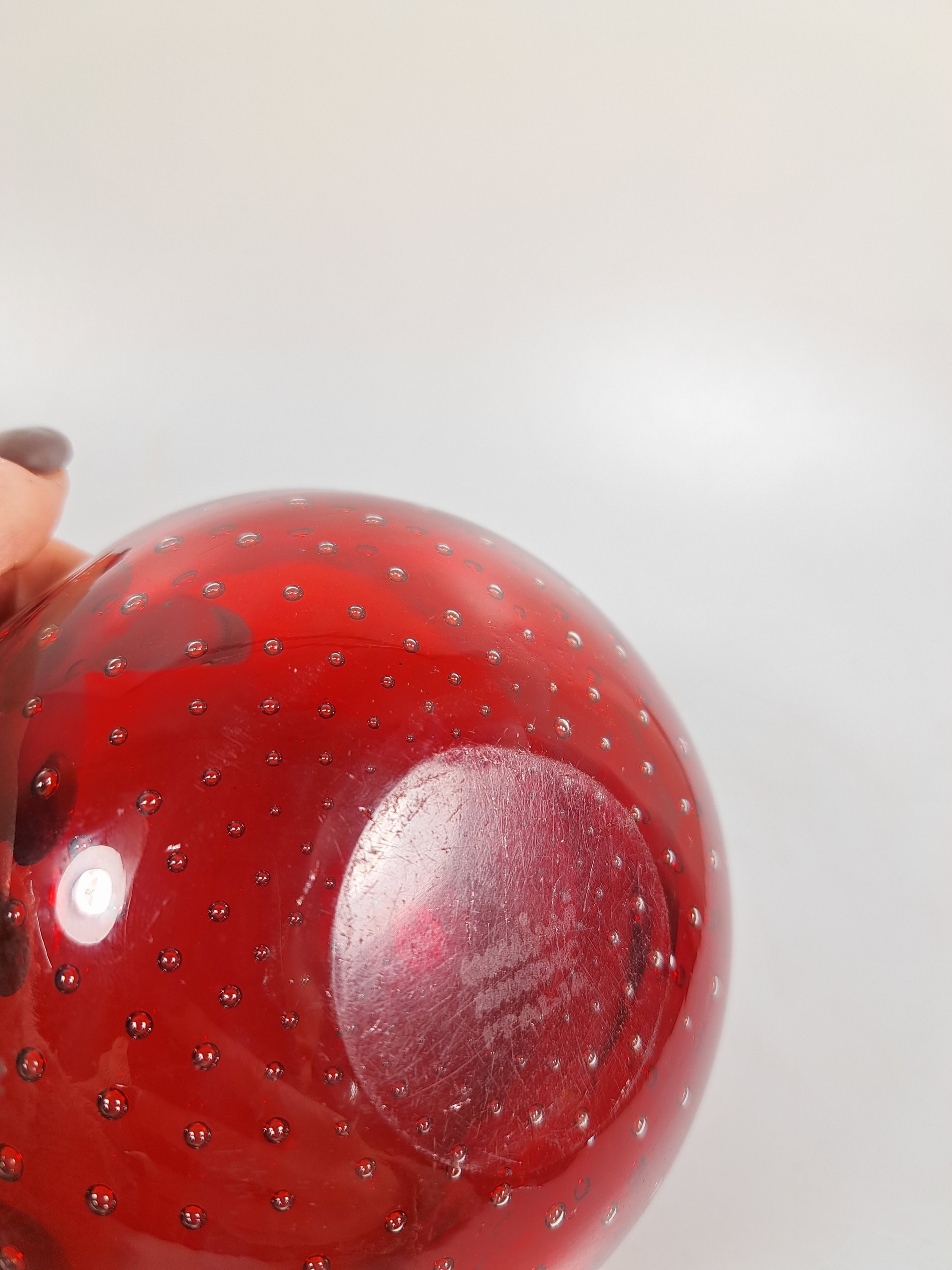 Detail d: Schale und Glasobjekt, Venini Murano, 1970er Jahre, Schale mit rotem Überfang und eingestochenen Luftblasen, ca. 6x12x12cm, Objekt mit ...