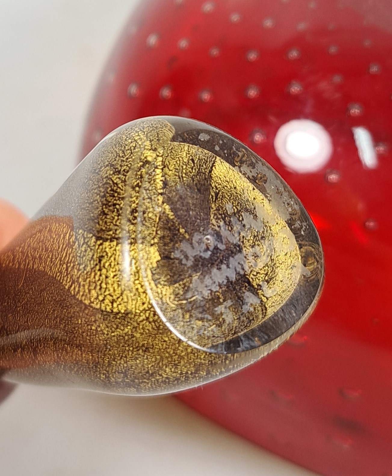 Detail e: Schale und Glasobjekt, Venini Murano, 1970er Jahre, Schale mit rotem Überfang und eingestochenen Luftblasen, ca. 6x12x12cm, Objekt mit ...