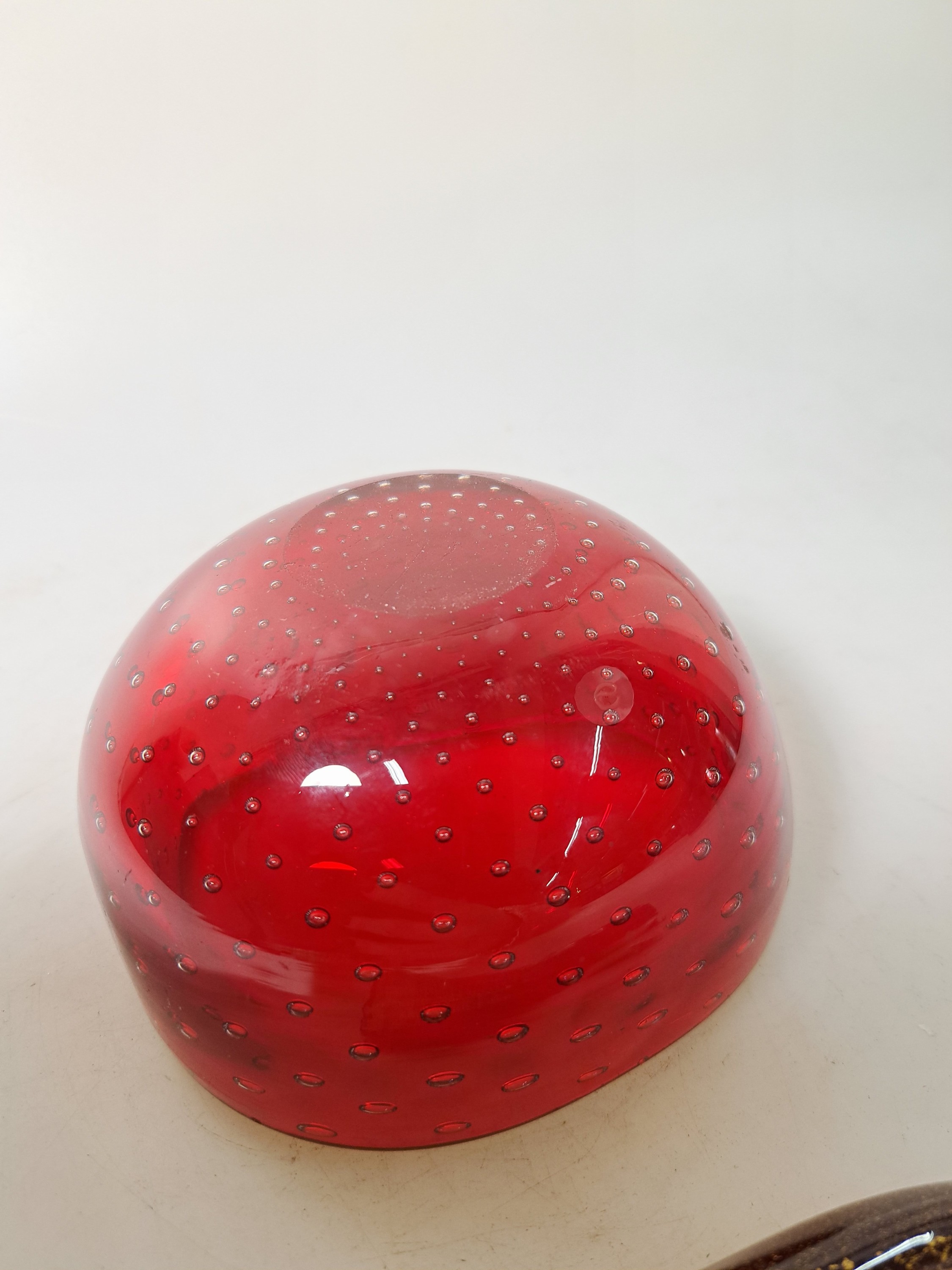 Detail f: Schale und Glasobjekt, Venini Murano, 1970er Jahre, Schale mit rotem Überfang und eingestochenen Luftblasen, ca. 6x12x12cm, Objekt mit ...