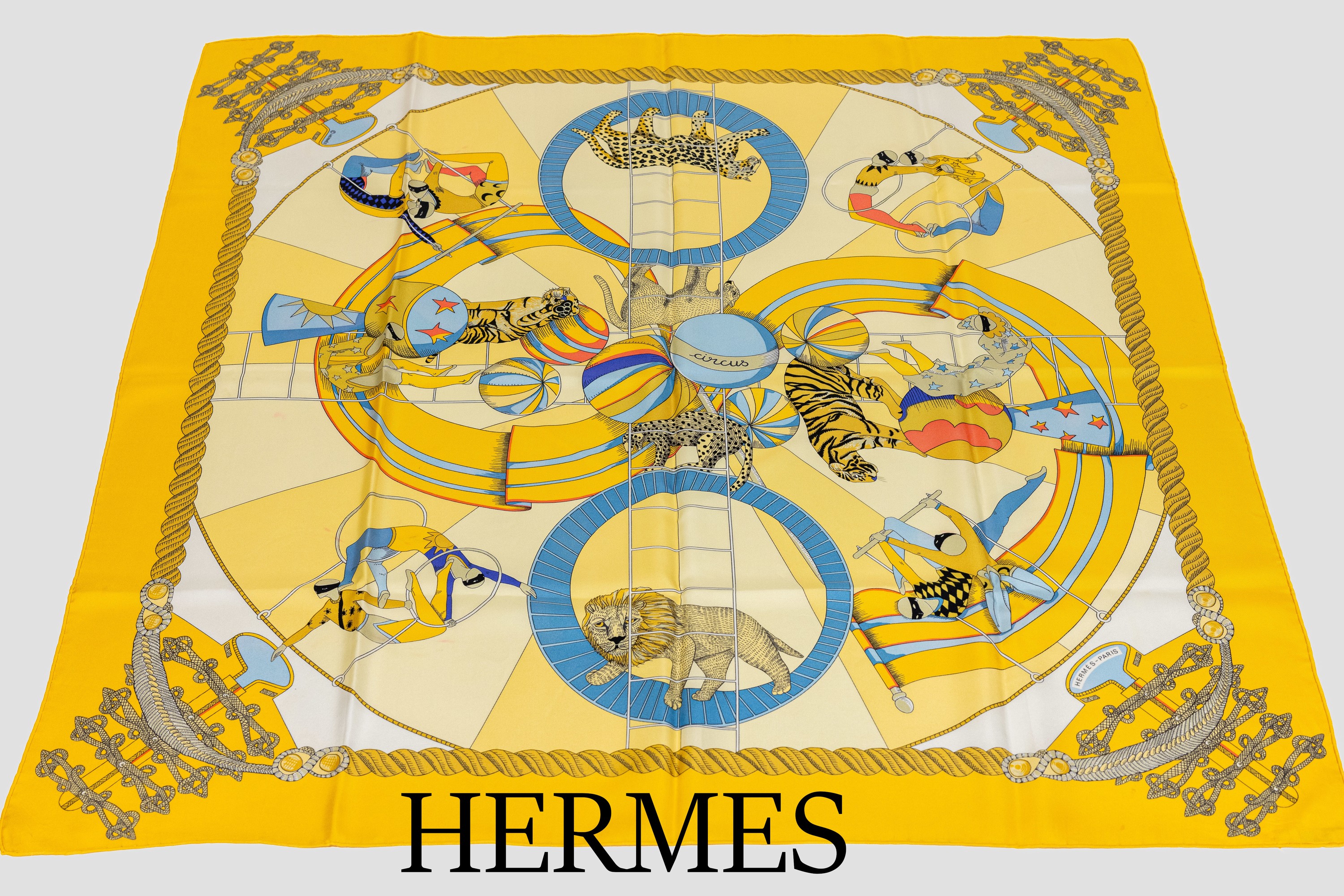 HERMES Carree "Circus", 100% Seide, Made inFrance, versch. Gelbtöne mit blau, Darstellungvon Zirkustieren und Akrobaten, Entwurf Annie ...
