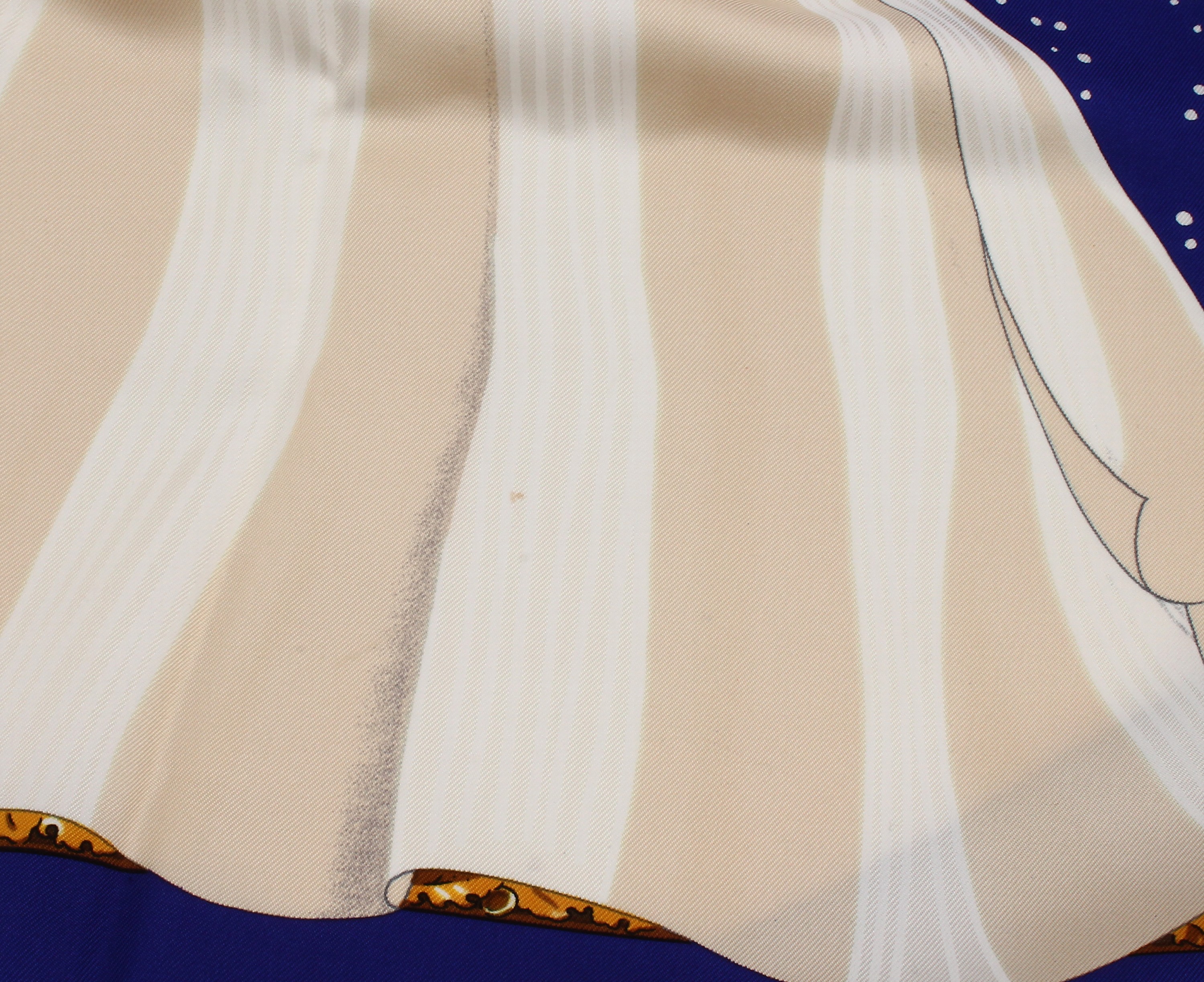 Detail c: HERMES Carree "Souvenirs de Paris", 100% Seide, Made in France, Darstellung zweier verknoteter Vorhänge, Sternenhimmel mit Eifelturm, ...