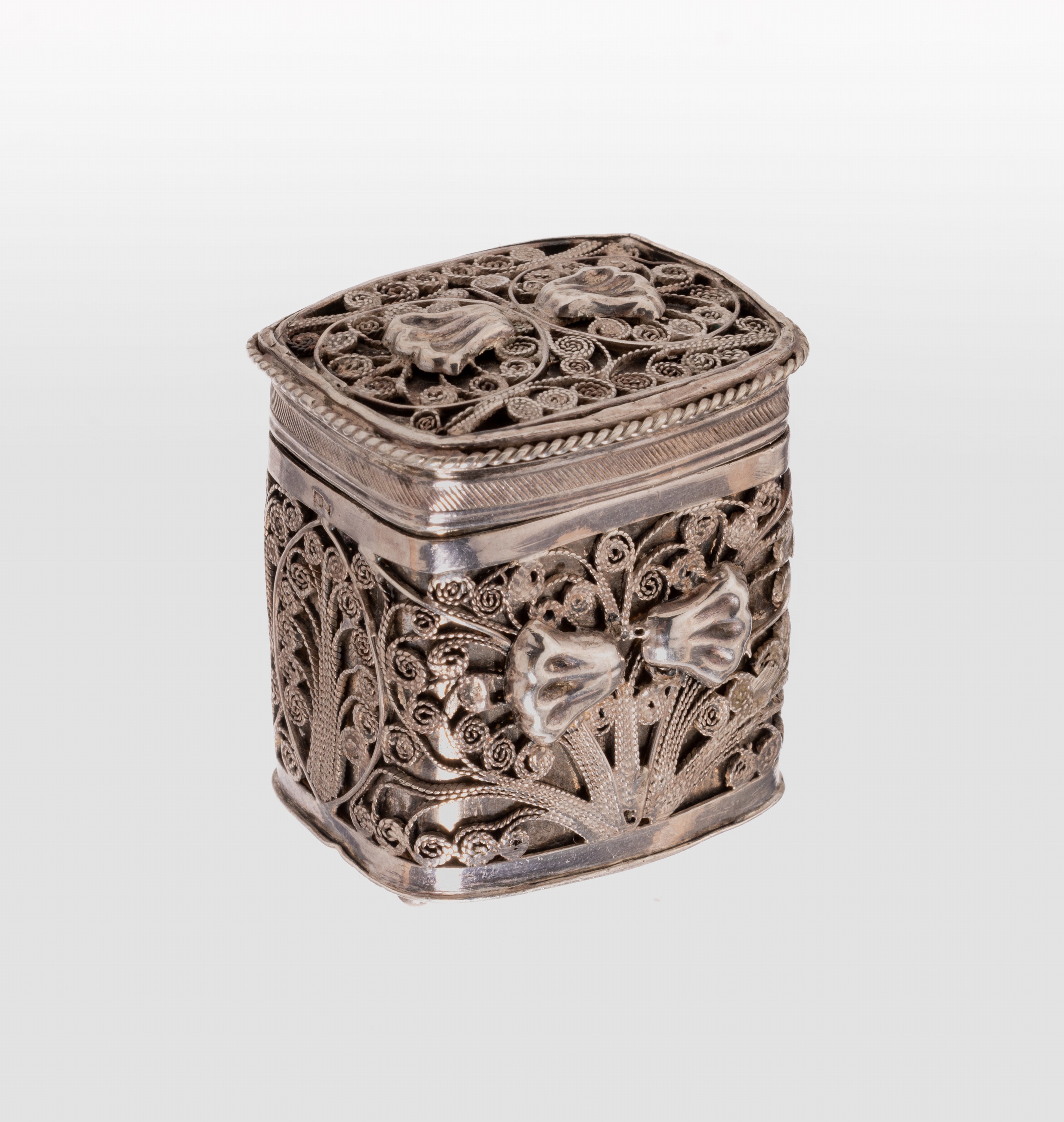 Zierdose, Niederlande um 1860-70, 833er Silber, wohl Schonhooven, aufwendige Filigranarbeit, H. ca. 4.3 cm, auf 4 Kugelfüßen, altersbed. ...
