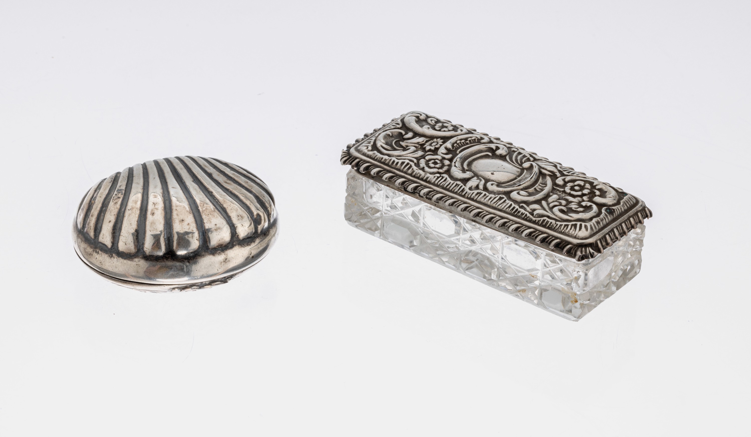 Muscheldose, um 1860, 13-Lot Silber, Deckelgrav. mit Rocaillen und Voluten, ca. 5.5 x 4.5cm, dazu 1 Dose, England Birmingham 1902, Glaskorpus ...