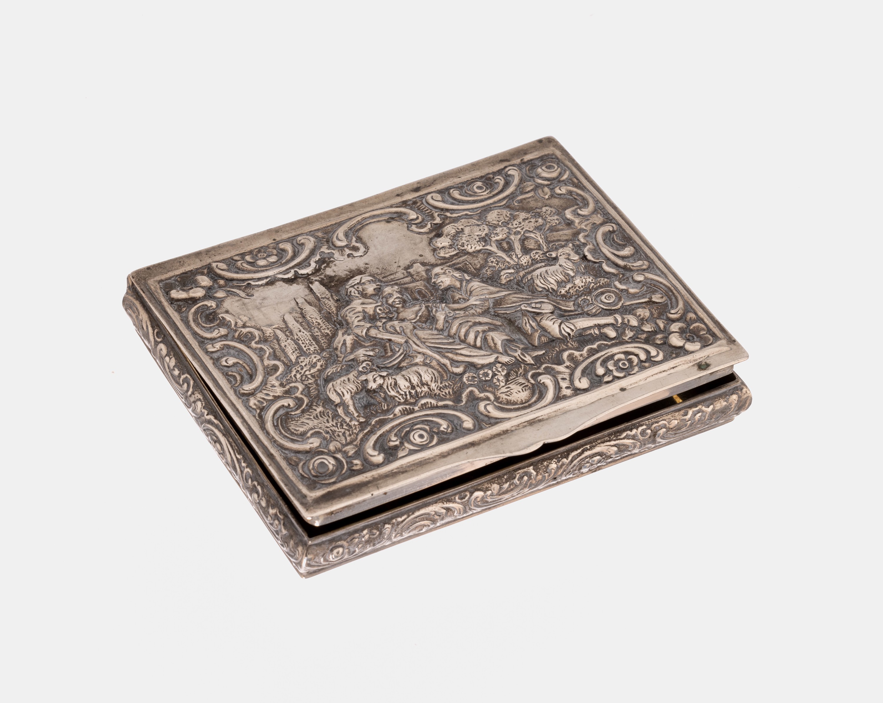 Zigarettenetui, Hanau um 1900, 800er Silber, Barockstil mit Rocaillen und Voluten, Deckel mit romantischer Darstellung, innen vergoldet, ca. 9.5 x ...