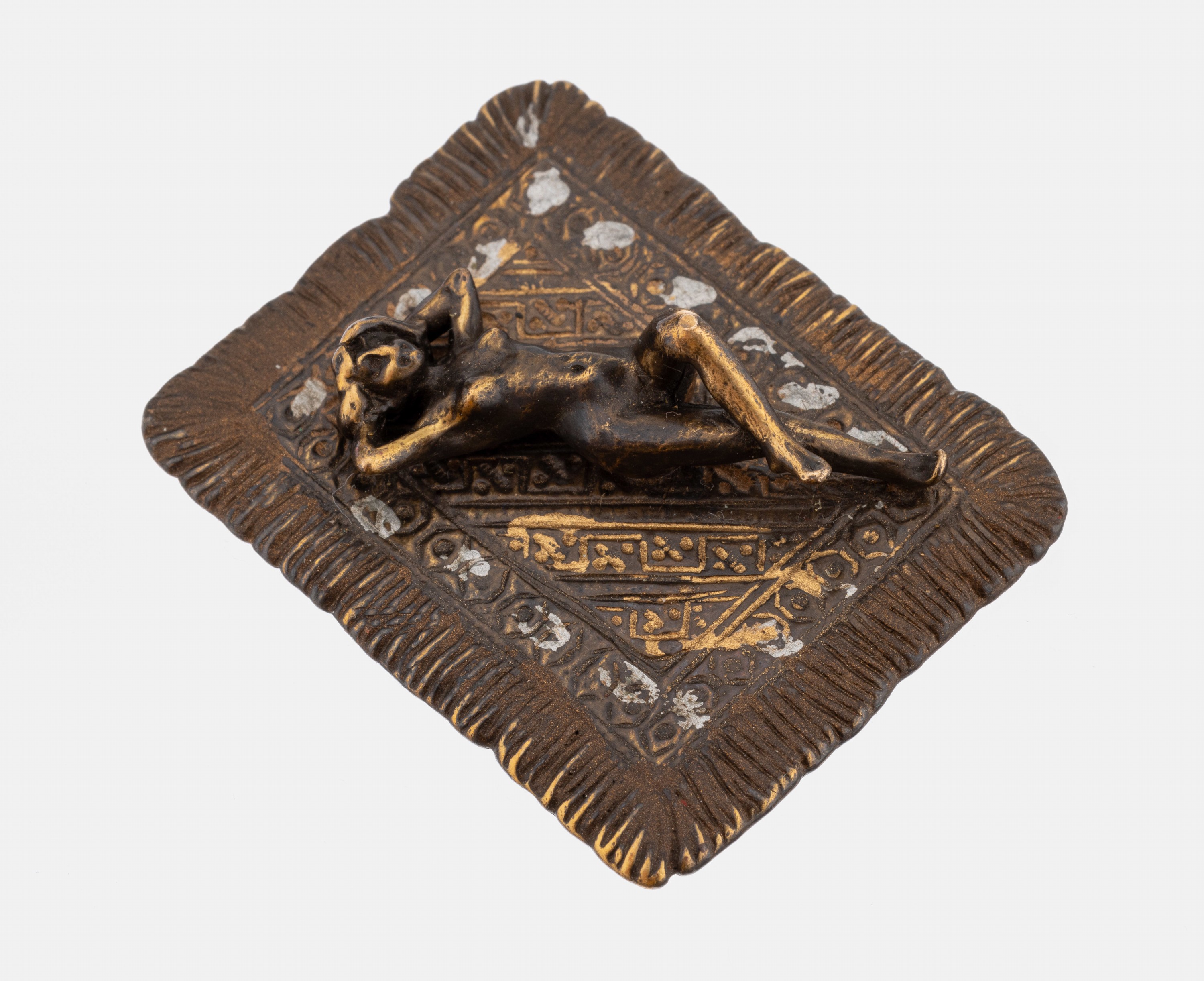 Erotische Wiener Bronze, Wien um 1900, Hersteller Bermann, liegende Nackte auf Orientteppich, Staffage stark berieben, ca. 4 x 3.2 cm, sign.