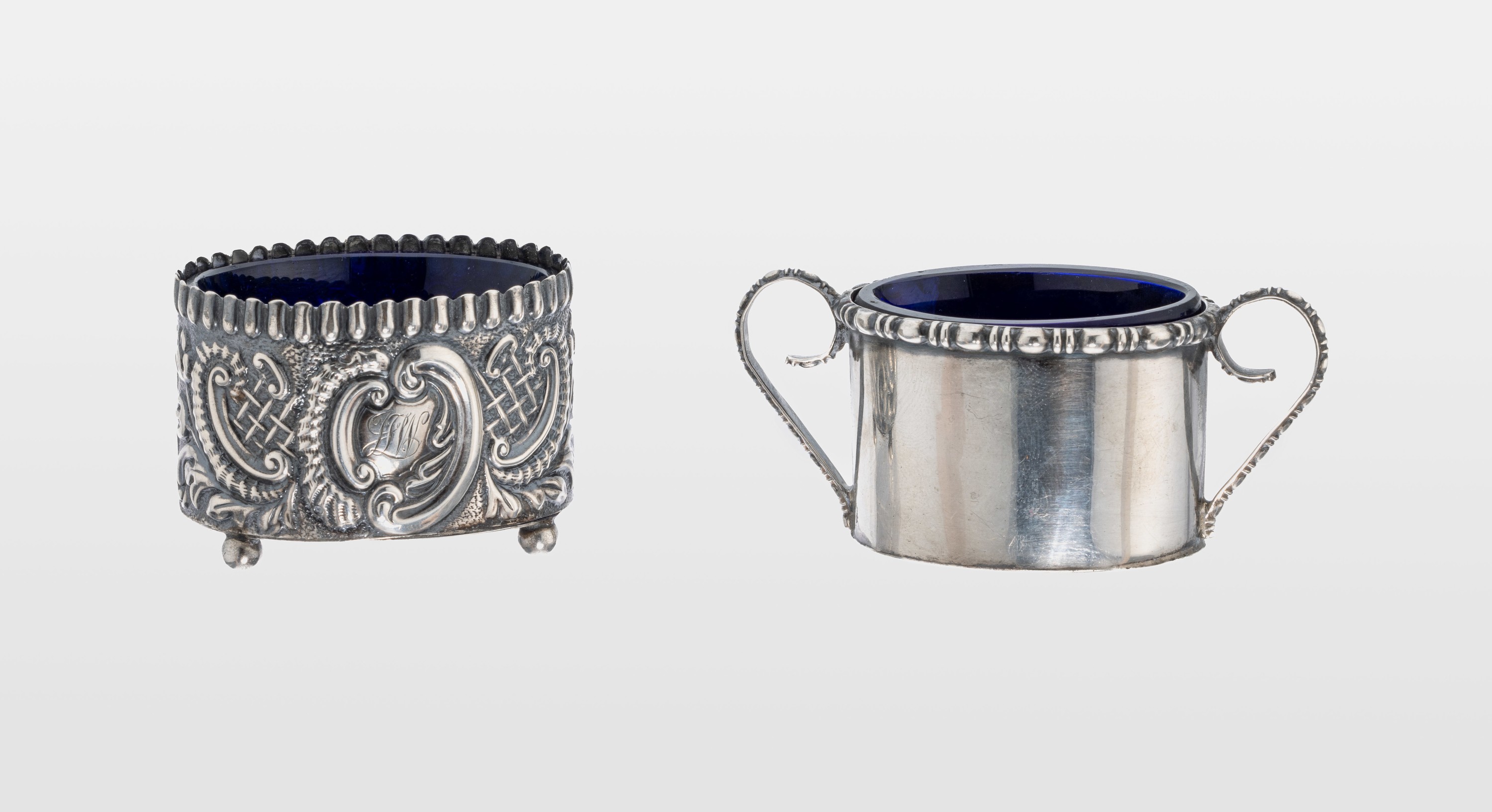 Konvolut 2 Gewürzschälchen, 925er Silber, 1x England, Birmingham, 1911, schlichte Gestaltung mit 2 Henkeln, orig. blauer Glaseinsatz, 1 x England ...