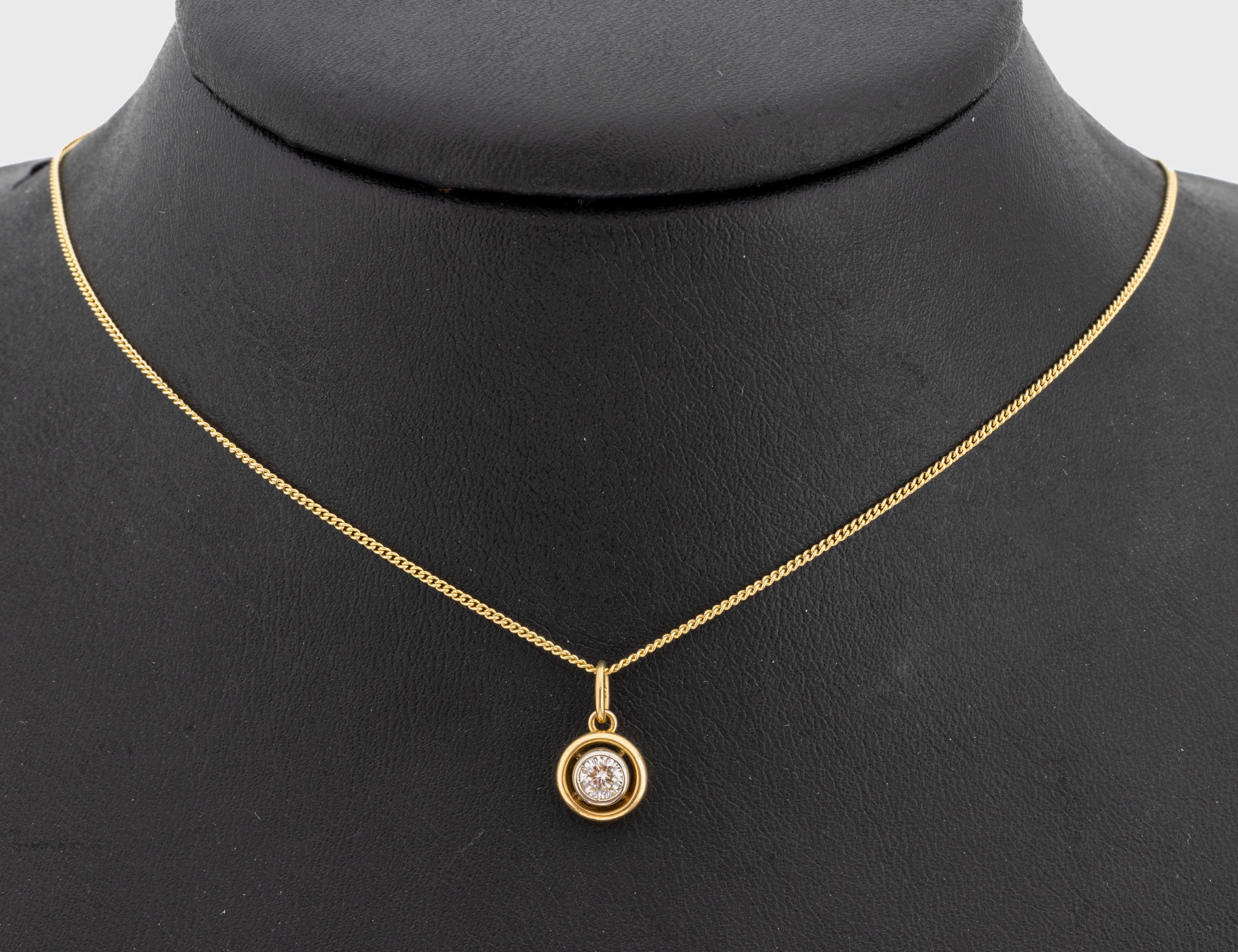 14 kt Gold Brillant-Anhänger, GG/WG 585/000, schlicht, Brillant ca. 0.15 ct Weiß/p, an Kette, GG 585/000, L. ca. 50 cm, Federringschließe, ca. ...