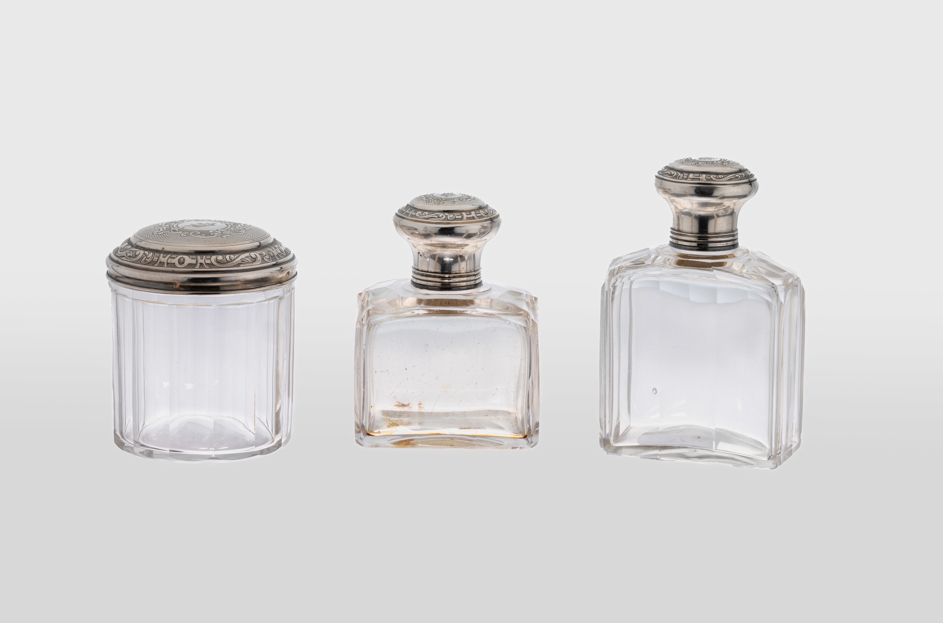 Set 2 Flakons und 1 Deckeldose, Korpus jeweils Glas, geschliffen, Flakons mit orig. Glasstöpsel, Monturen Silber gepr., wohl Frankreich, Dekor mit ...