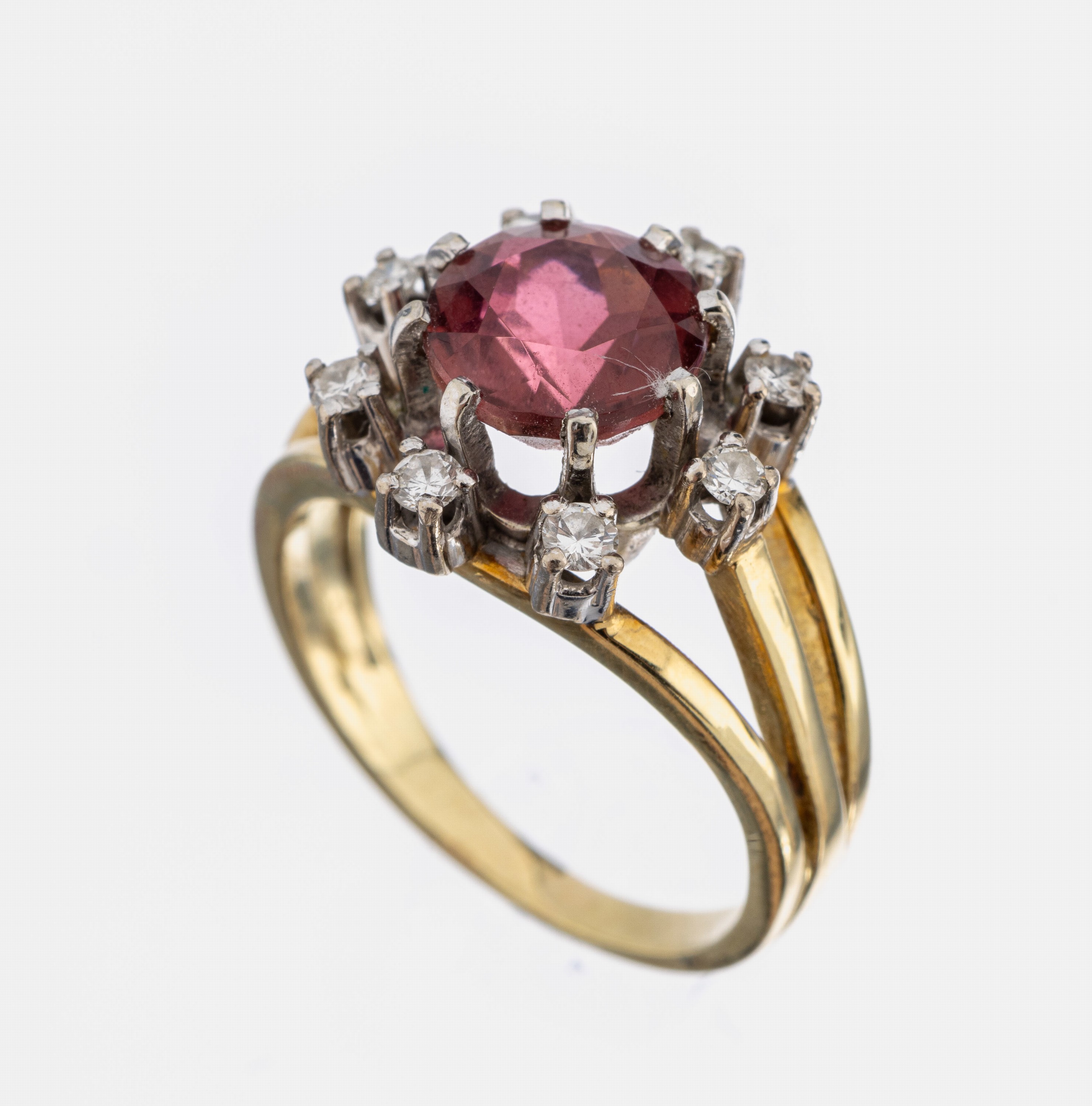 14 kt Gold Turmalin-Brillant-Ring, GG/WG 585/000 gepr., mittig rundfacett. Turmalin ca.1.20 ct, umgeben von 8 8/8-Diamanten zus. ca. 0.16 ct ...