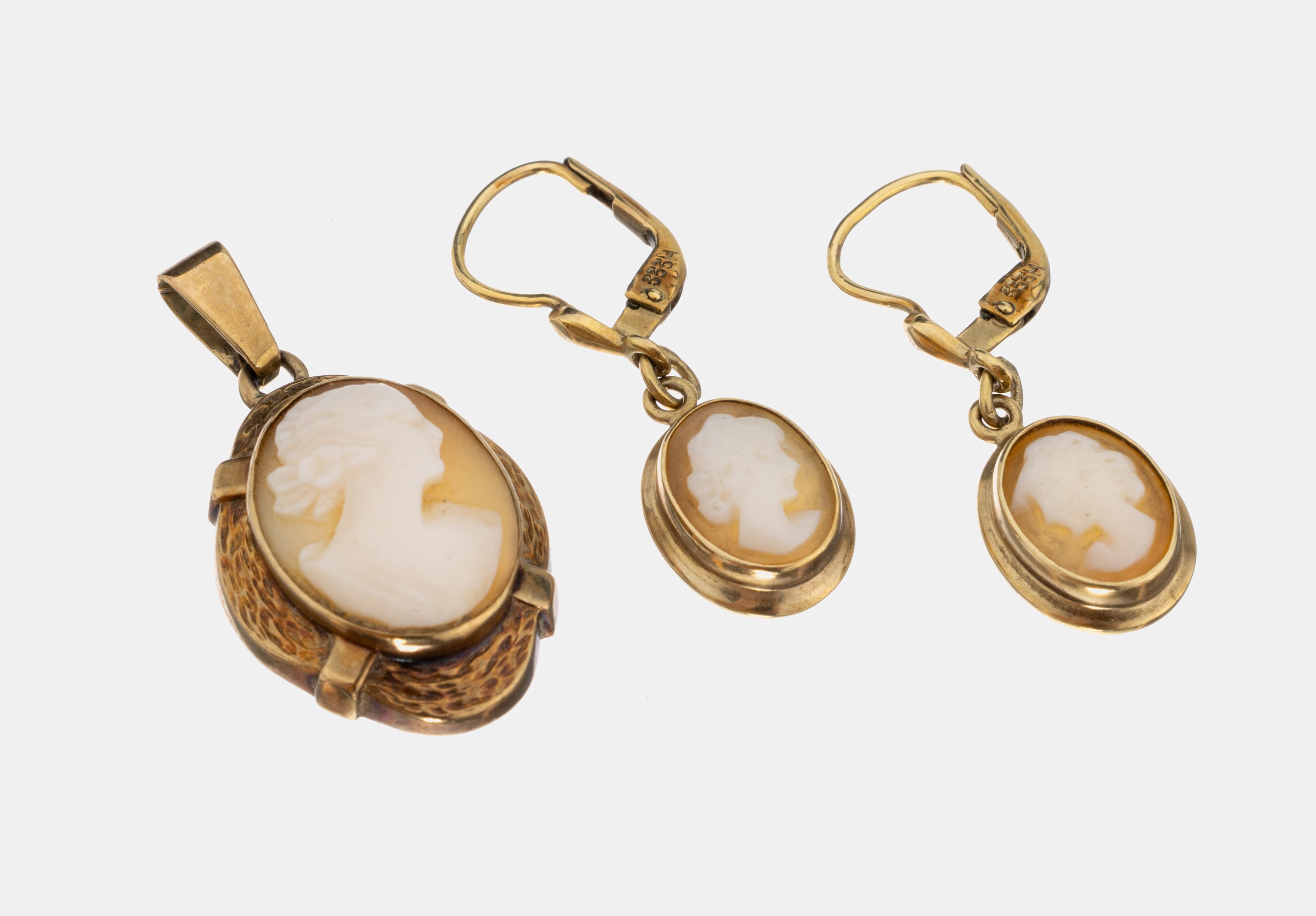 8 kt Gold Schmuckset, GG 333/000, best. aus: 1 Anhänger und 1 Paar Ohrhänger, jeweils mit Muschelkameen, Darstellung von jungen Frauen, ca. 5.2 g