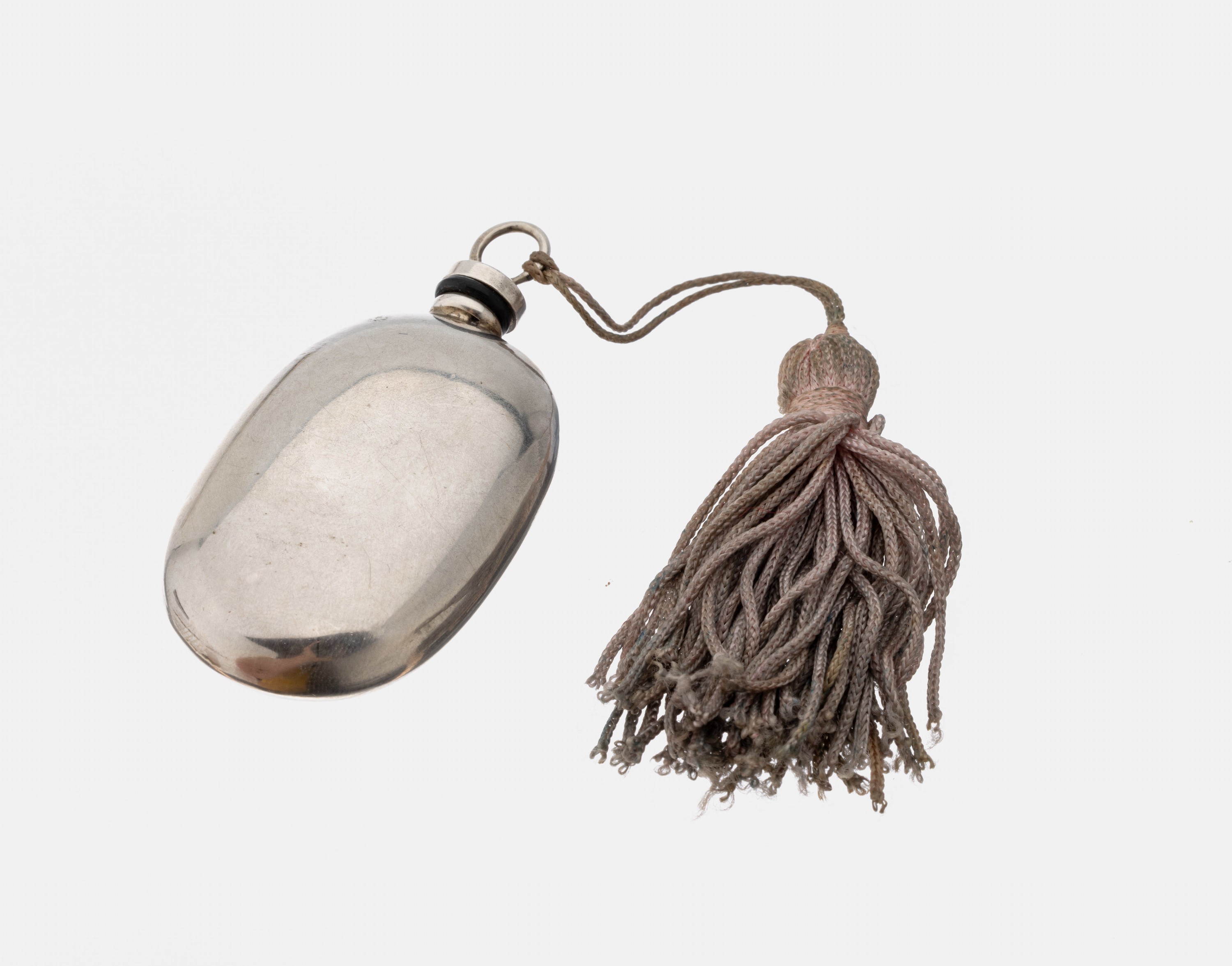 Parfumflakon, 800er Silber, Italien, schlichte ovale Form, Schraubdeckel mit Quastenabhängung, verfärbt, L. ca. 6 cm