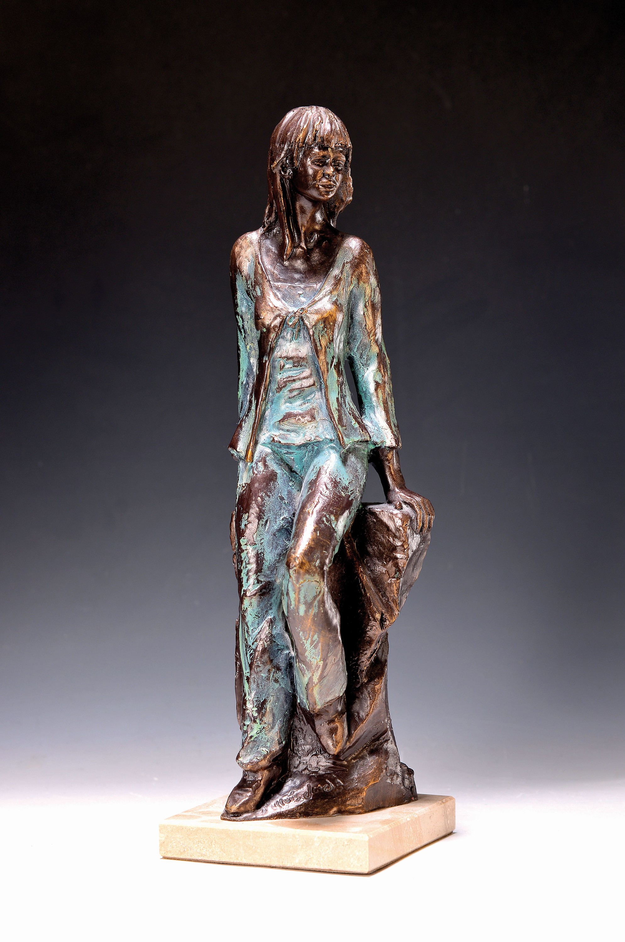 Lluis Jorda, geb. 1938 Barcelona, Skulptur "Mädchen", vollplastische Darstellung, galvanisiert, patiniert, H. ca. 37 cm, Jorda studierte ...