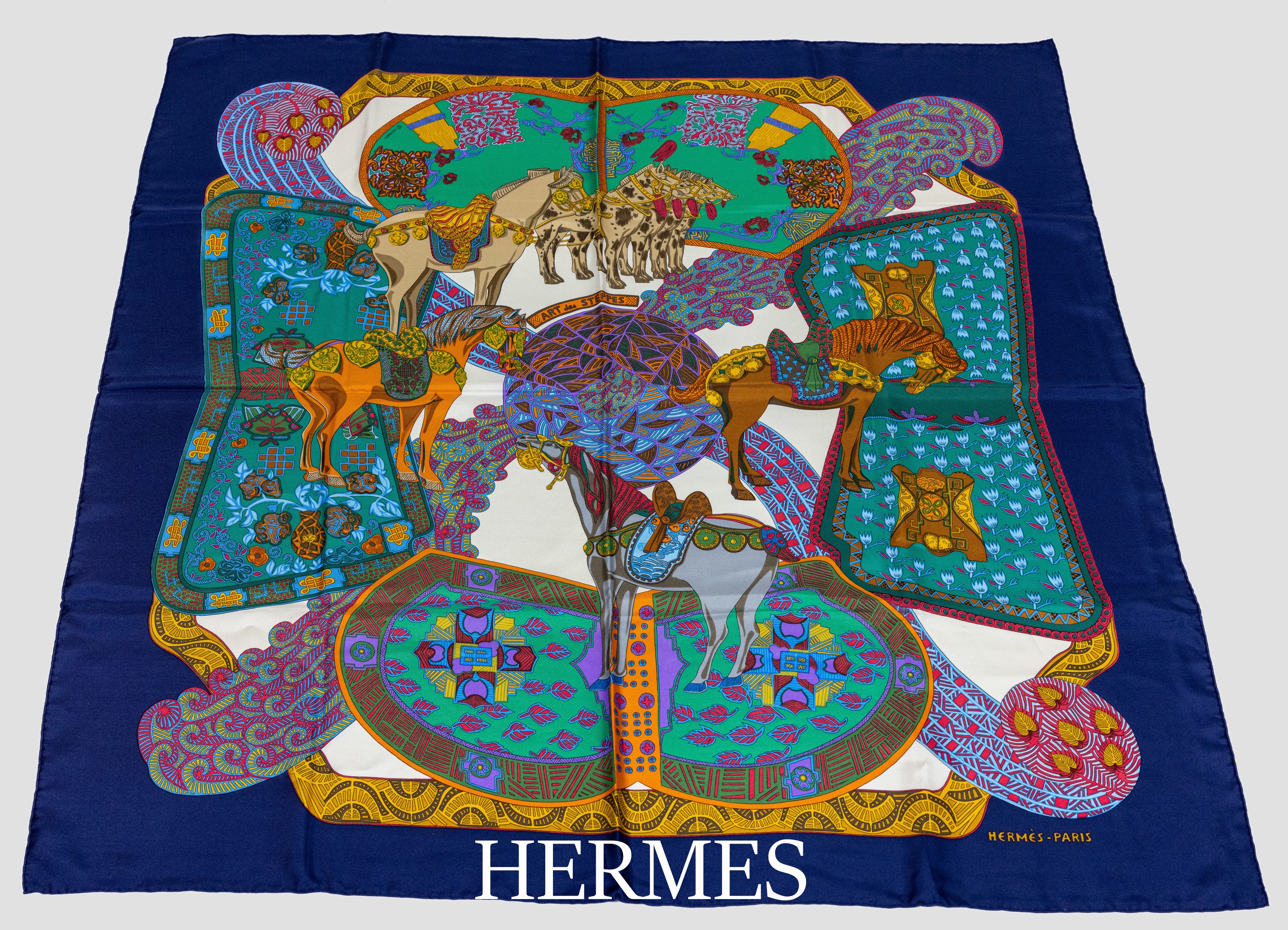 HERMES Carree "Art de Steppes", 100% Seide,Made in France, dunkelblauer Grund mit Darstellung von Pferden und geometrischen polychromen ...