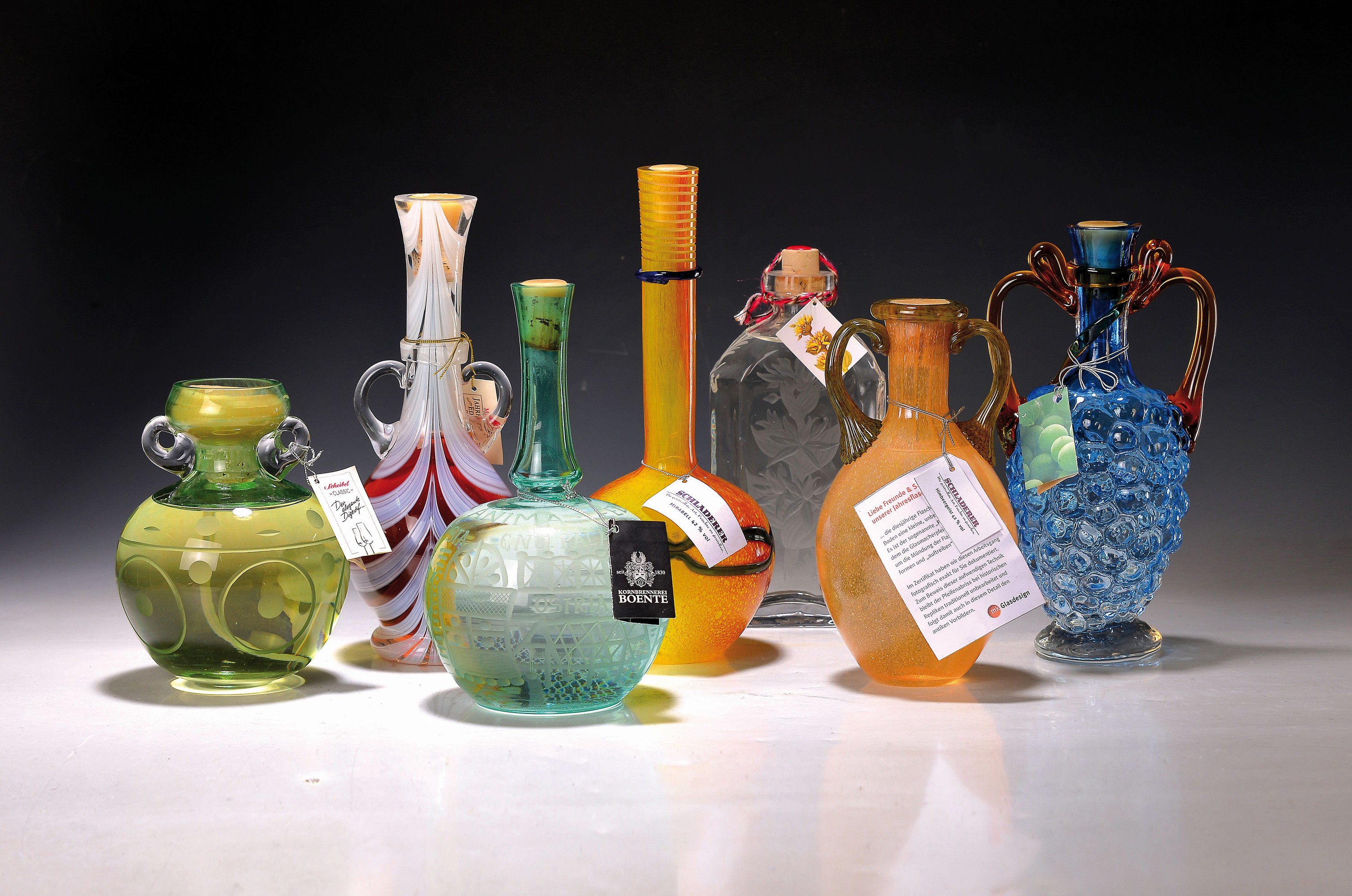 Elf Jahresflaschen historische Weingefäße mit versch. Weinbränden, Daniel Kufner, Bayerischer Wald, 1999- 2011, römische Traubenflasche mit ...