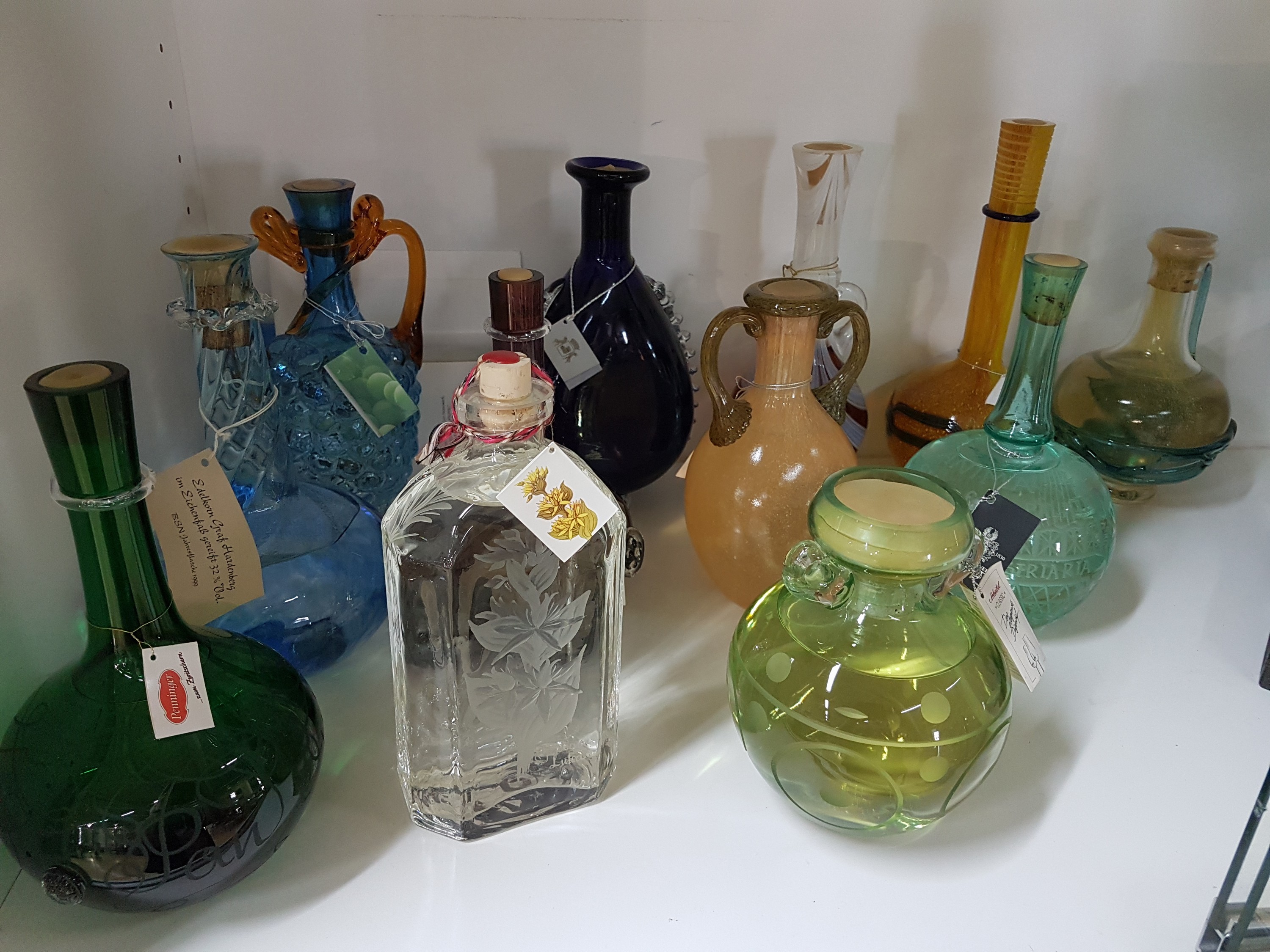 Detail a: Elf Jahresflaschen historische Weingefäße mit versch. Weinbränden, Daniel Kufner, Bayerischer Wald, 1999- 2011, römische Traubenflasche mit ...