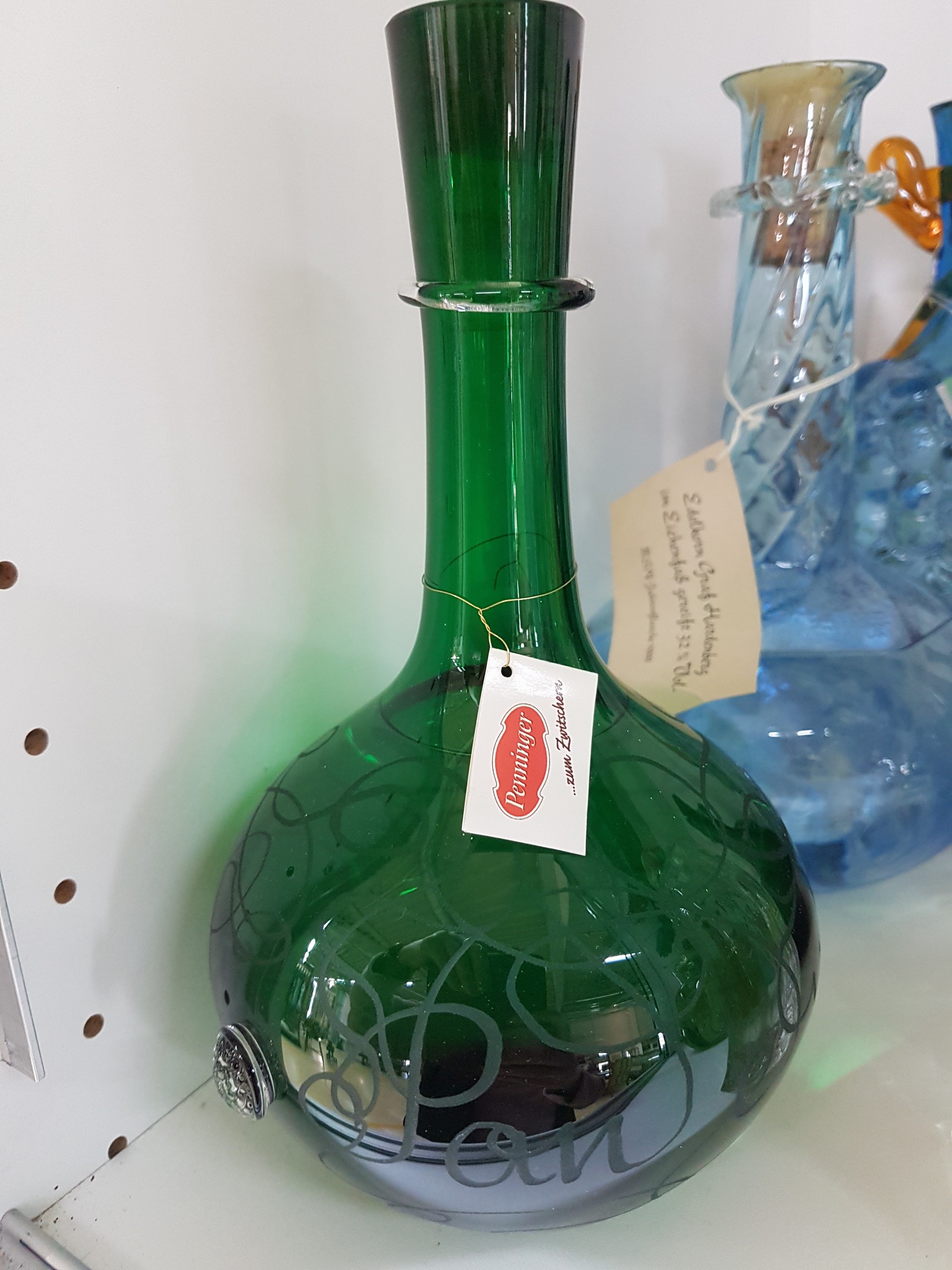 Detail b: Elf Jahresflaschen historische Weingefäße mit versch. Weinbränden, Daniel Kufner, Bayerischer Wald, 1999- 2011, römische Traubenflasche mit ...
