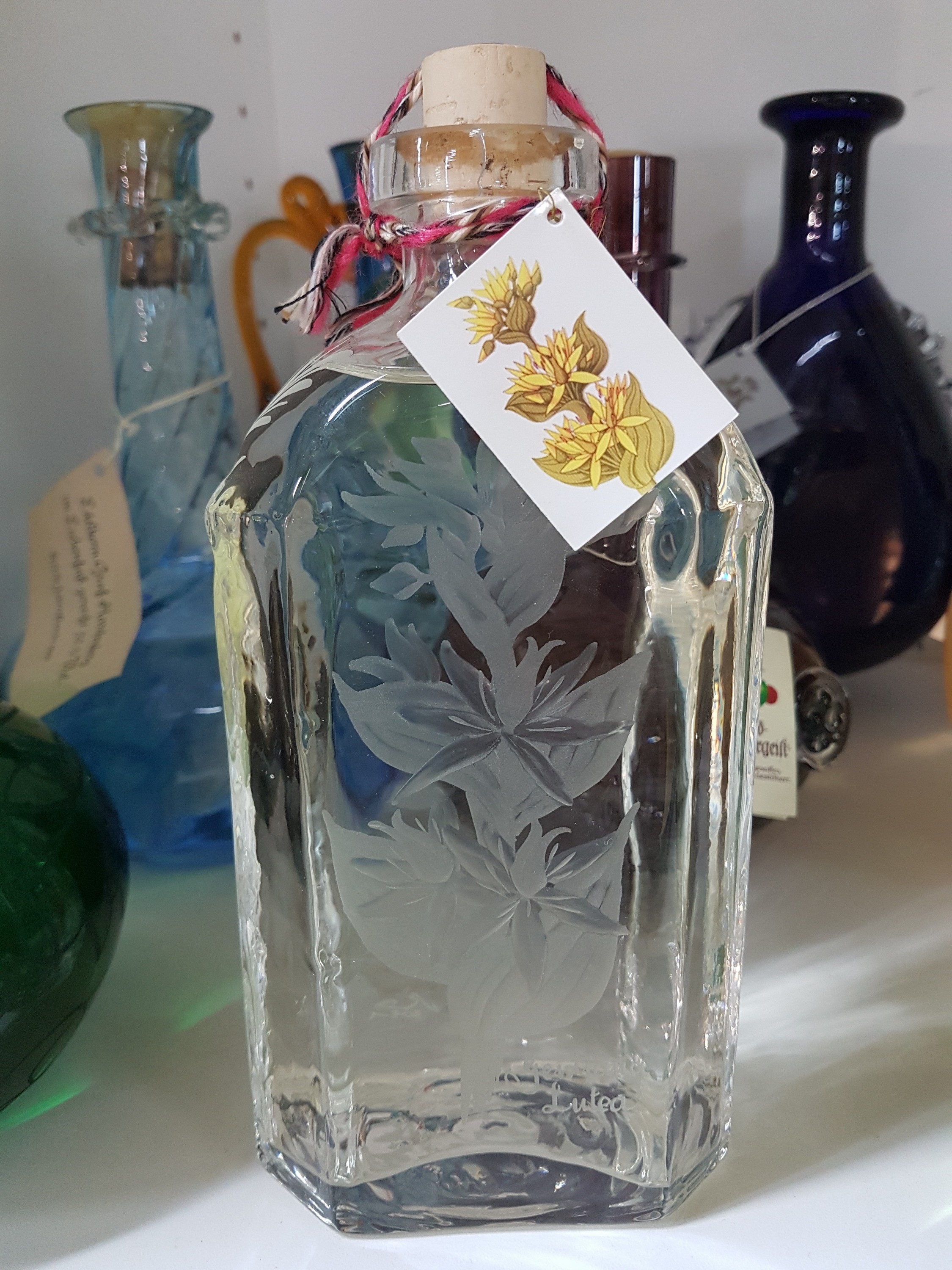Detail c: Elf Jahresflaschen historische Weingefäße mit versch. Weinbränden, Daniel Kufner, Bayerischer Wald, 1999- 2011, römische Traubenflasche mit ...