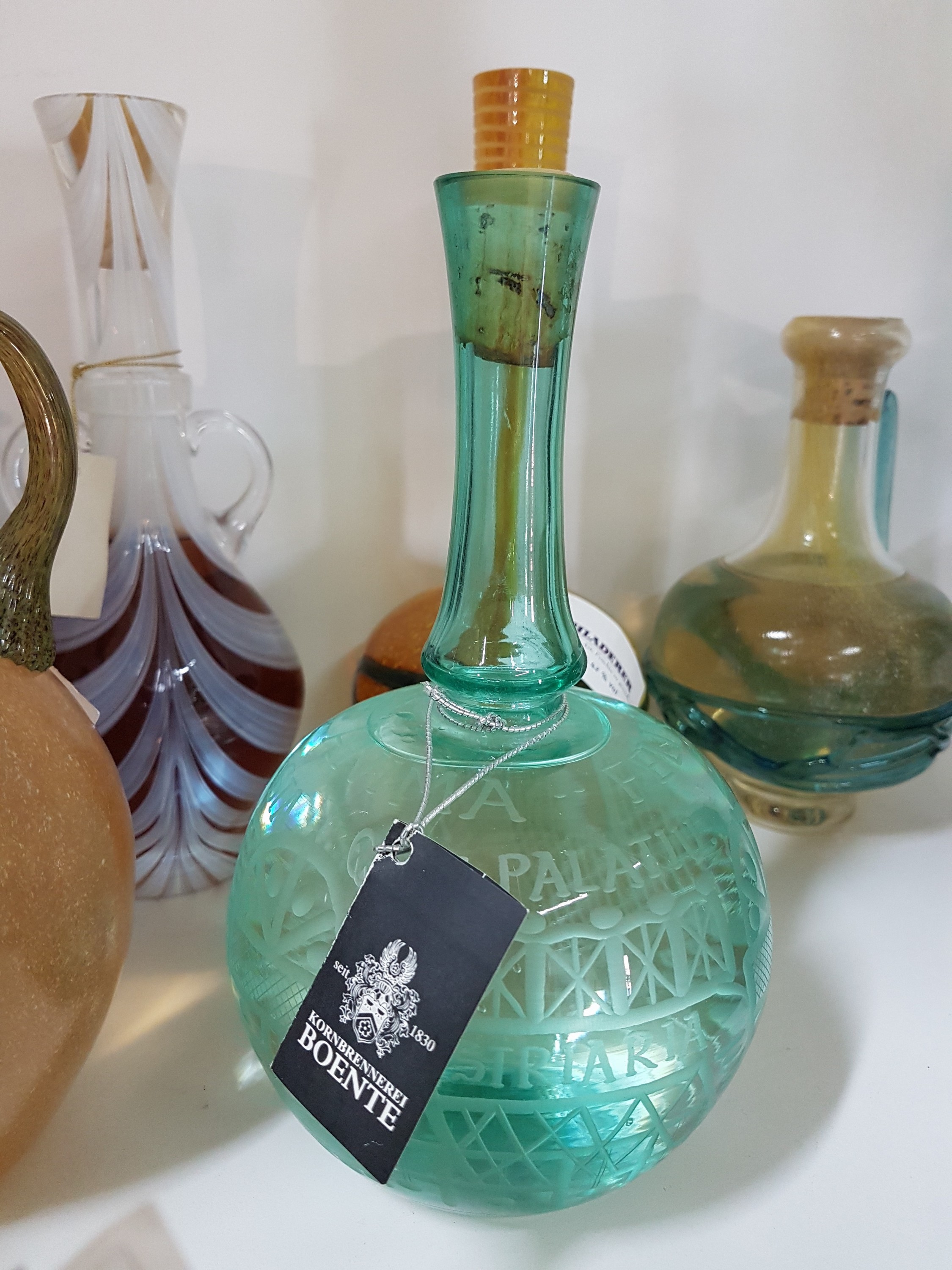 Detail e: Elf Jahresflaschen historische Weingefäße mit versch. Weinbränden, Daniel Kufner, Bayerischer Wald, 1999- 2011, römische Traubenflasche mit ...
