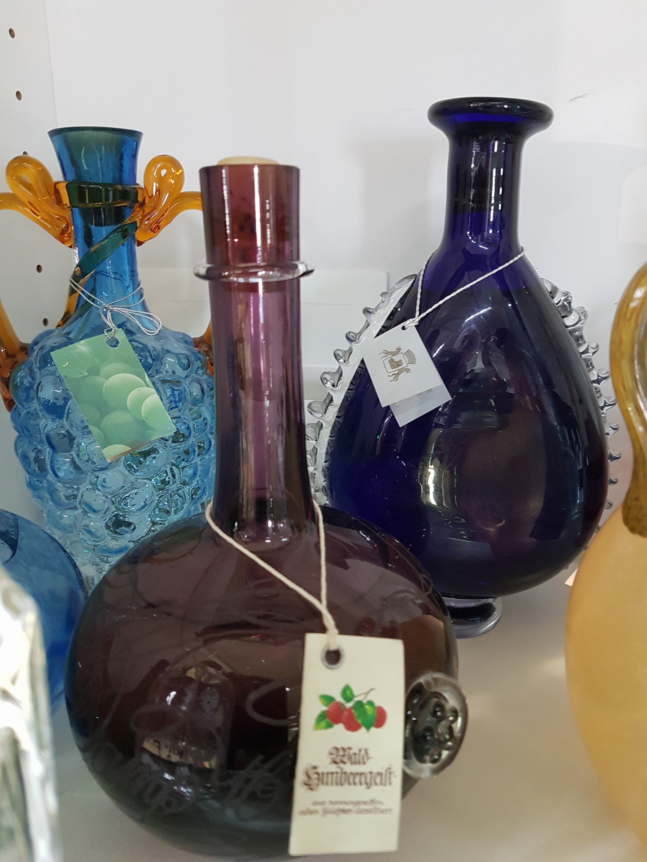 Detail f: Elf Jahresflaschen historische Weingefäße mit versch. Weinbränden, Daniel Kufner, Bayerischer Wald, 1999- 2011, römische Traubenflasche mit ...