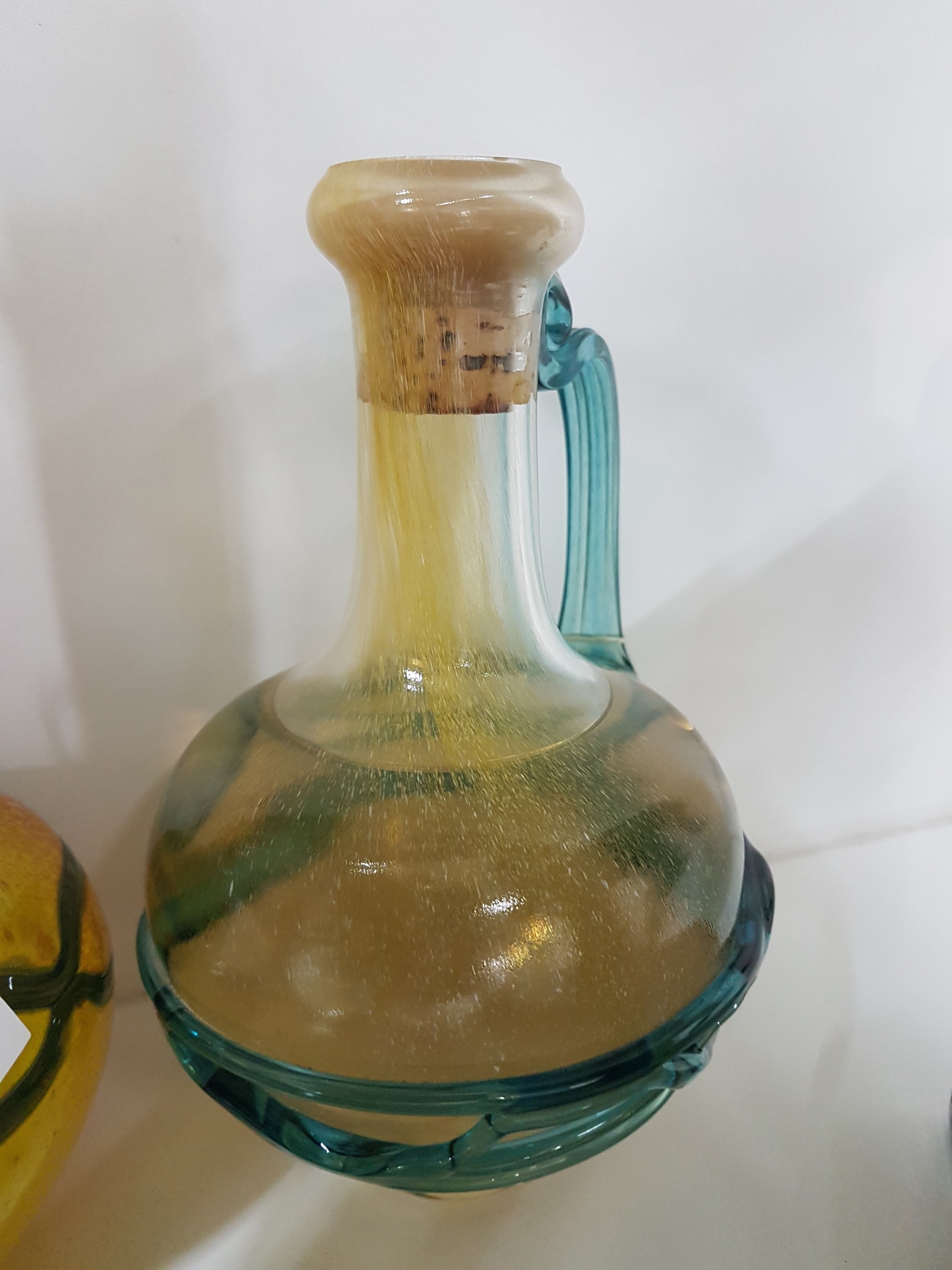 Detail h: Elf Jahresflaschen historische Weingefäße mit versch. Weinbränden, Daniel Kufner, Bayerischer Wald, 1999- 2011, römische Traubenflasche mit ...