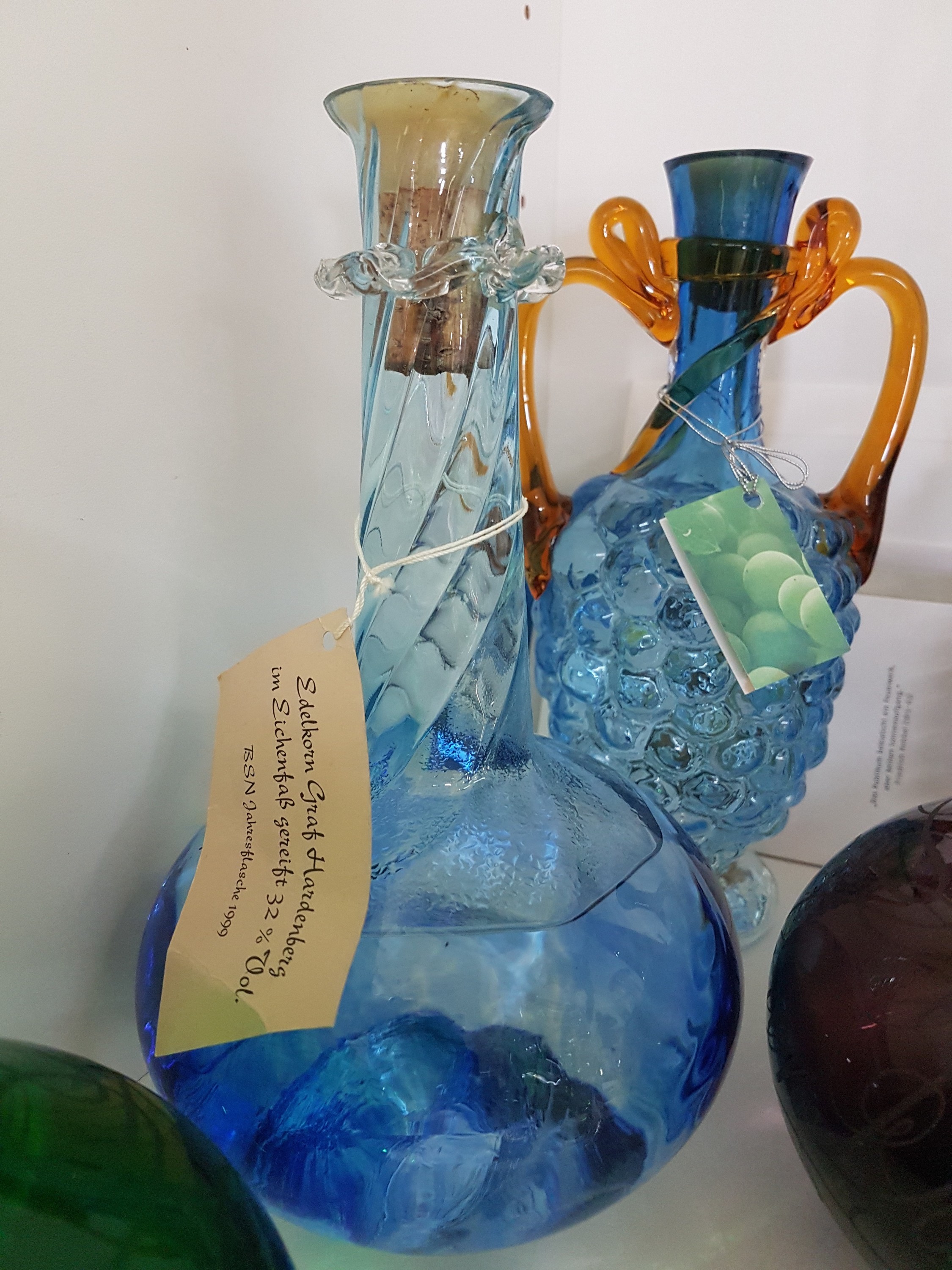 Detail i: Elf Jahresflaschen historische Weingefäße mit versch. Weinbränden, Daniel Kufner, Bayerischer Wald, 1999- 2011, römische Traubenflasche mit ...