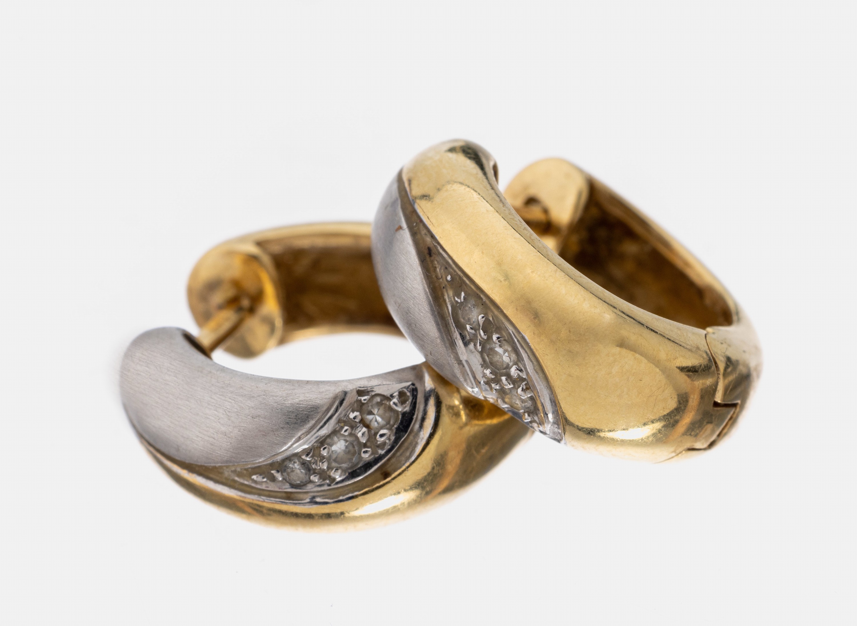 Paar 14 kt Gold Diamant-Ohrcreolen, GG/WG 585/000, part. sat., schlicht, 6 kl. 8/8 -Diamanten, ca. 8.0 g, Reinigung empfohlen