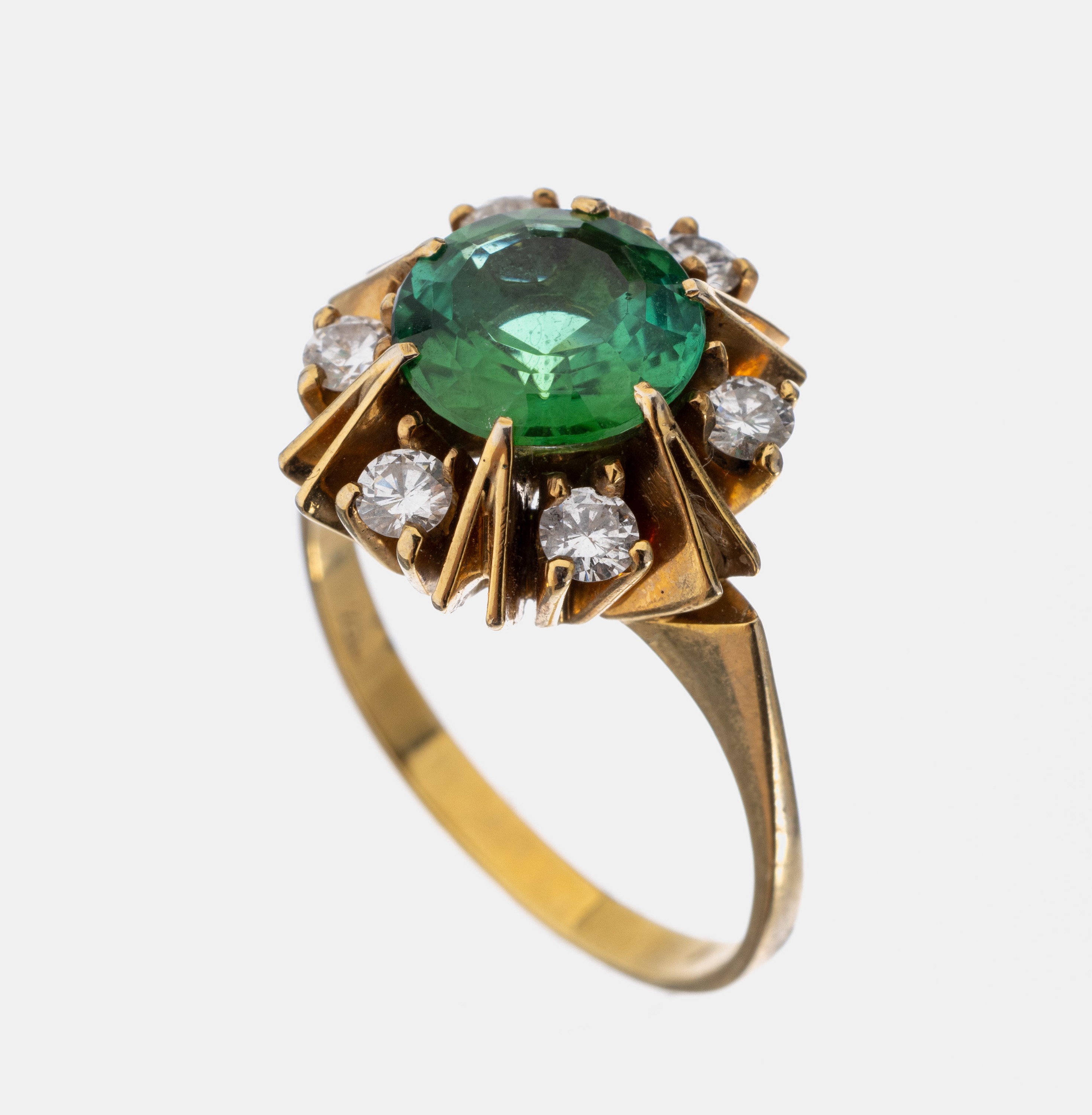 18 kt Gold Turmalin-Brillant-Ring, 750/000, mittig rundfacett. Turmalin ca. 2.0 ct, umgeben von 6 Brillanten zus. ca. 0.60 ct Weiß/si, RW 61, ca. ...