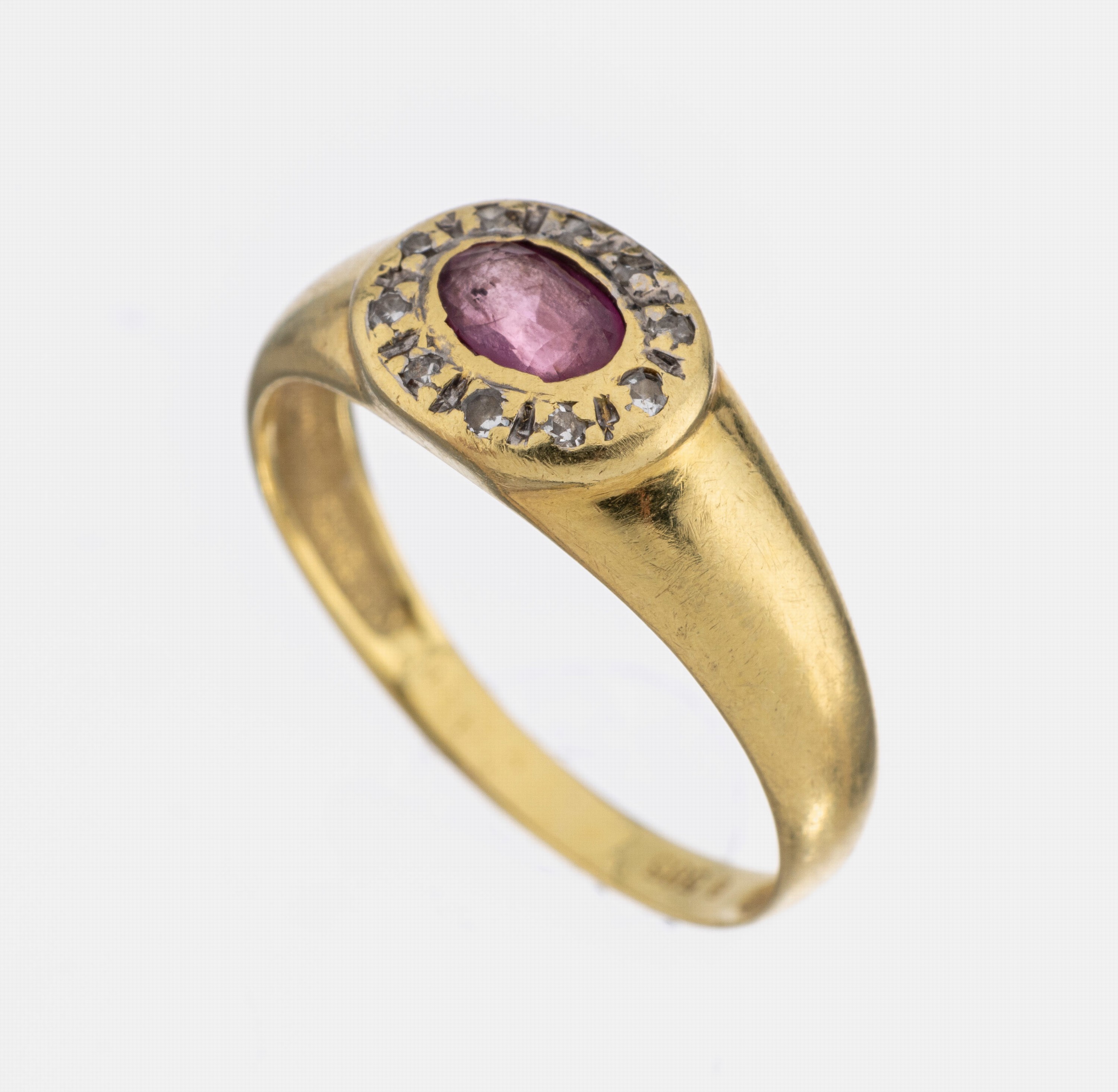 14 kt Gold Rubin-Diamant-Ring, GG 585/000, mittig ovalfacett. Rubin ca. 0.20 ct, umgeben von 10 8/8-Diamanten zus. ca. 0.10 ct Weiß/p, RW 56, ca. ...