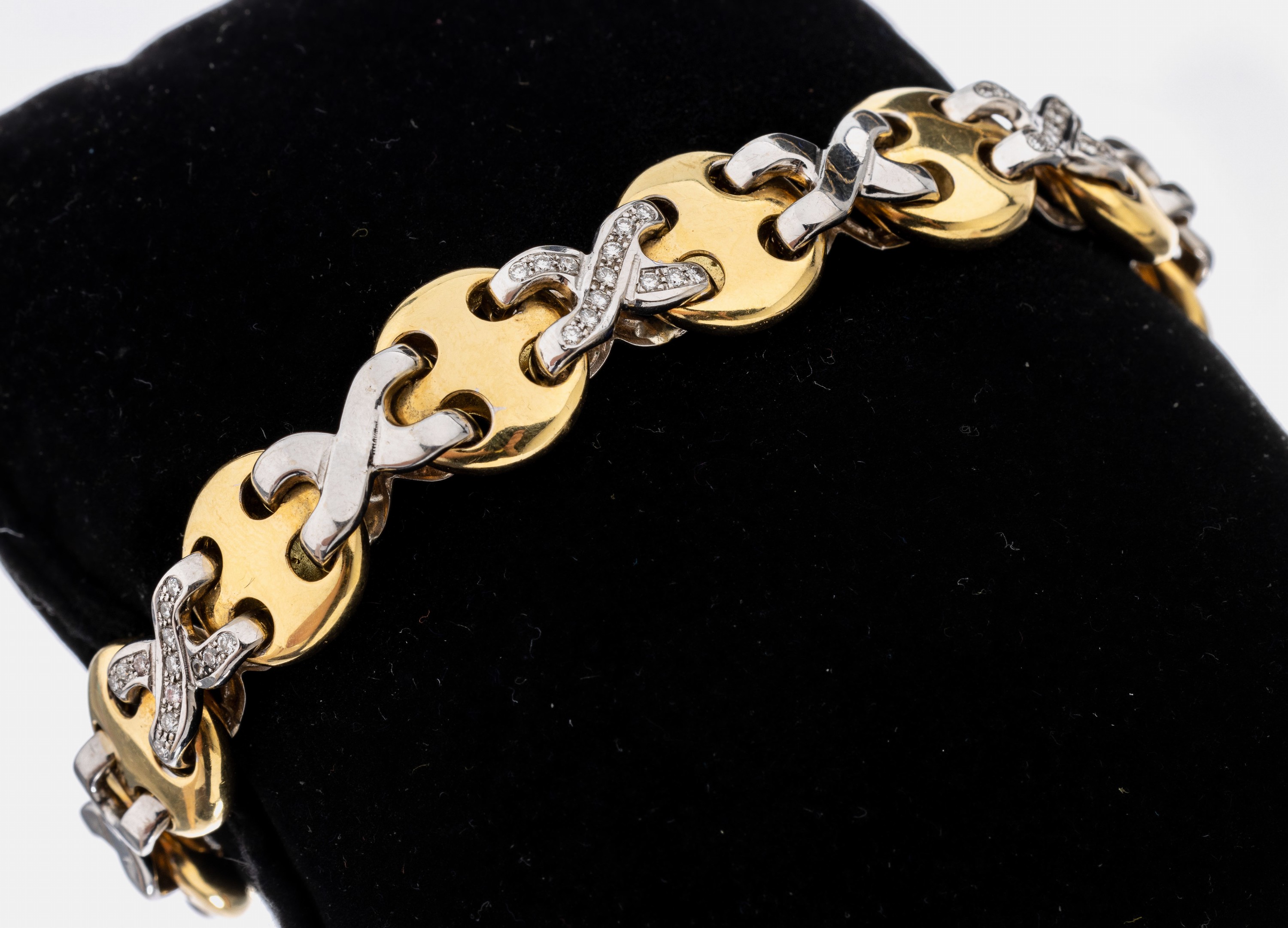 18 kt Gold Brillant-Armband, GG/WG 750/000,runde GG Glieder, gekreuzte WG-Glieder mit 78 Brillanten zus. ca. 0.68 ct (grav.) feines Weiß/lr, L. ca. ...