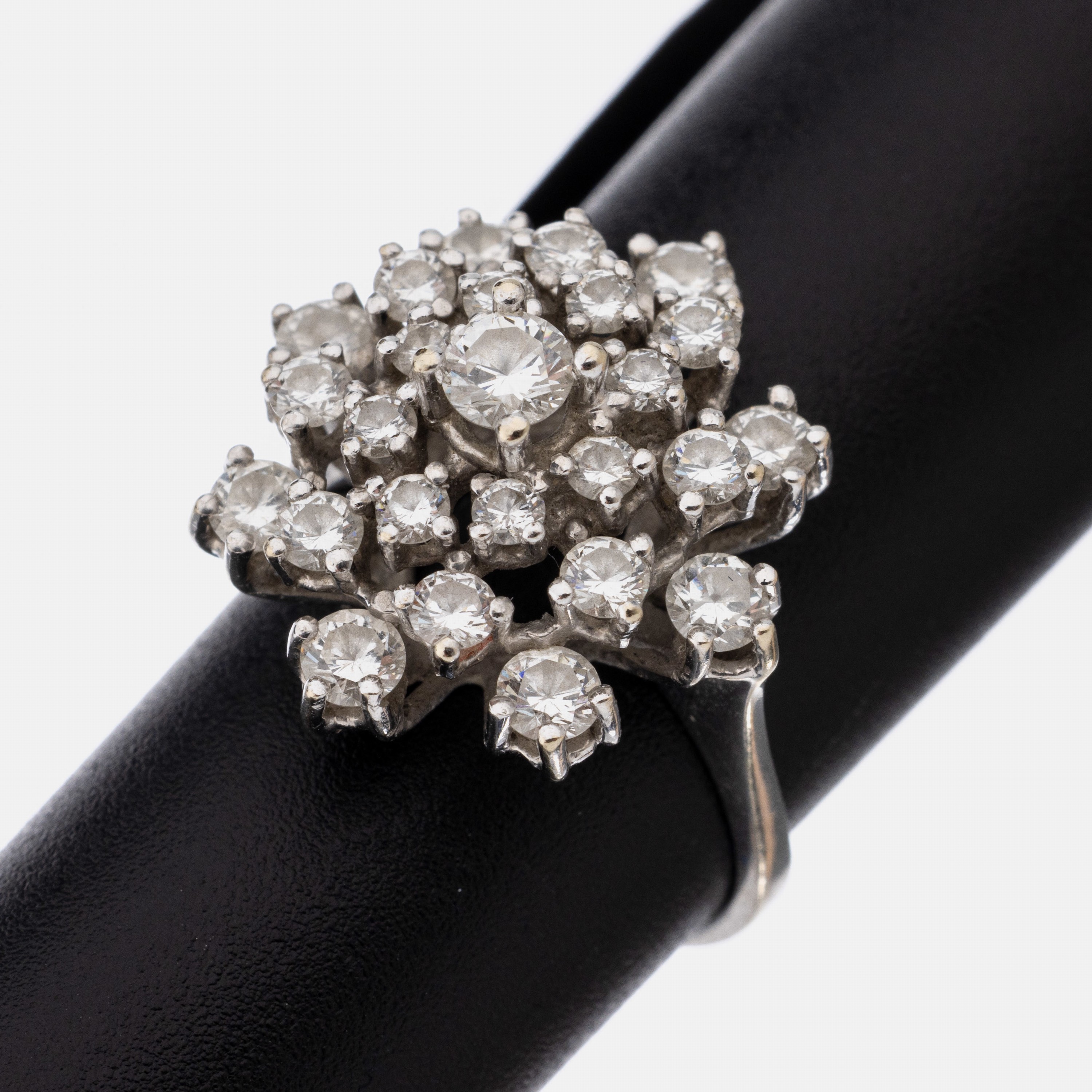 18 kt Gold Brillant-Ring, WG 750/000, 25 Brillanten zus. ca. 1.34 ct Weiß/si, RW 49,ca. 4.6 g