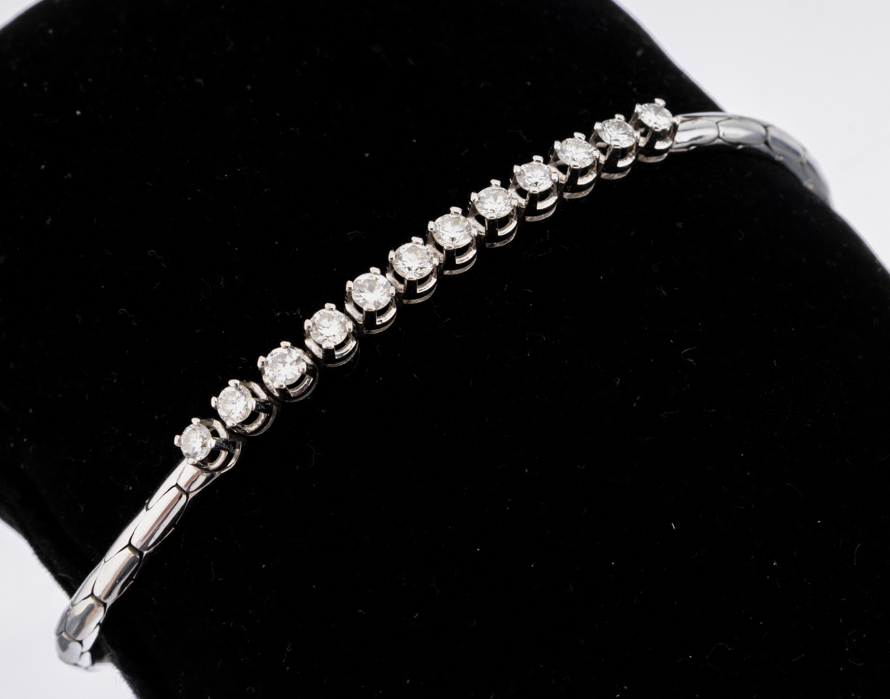 14 kt Gold Brillant-Armband, WG 585/000, Mittelteil bes. mit 12 Brillanten zus. ca. 0.84 ct Weiß/si, L. ca. 18 cm, Kastenschloss mit 2 ...