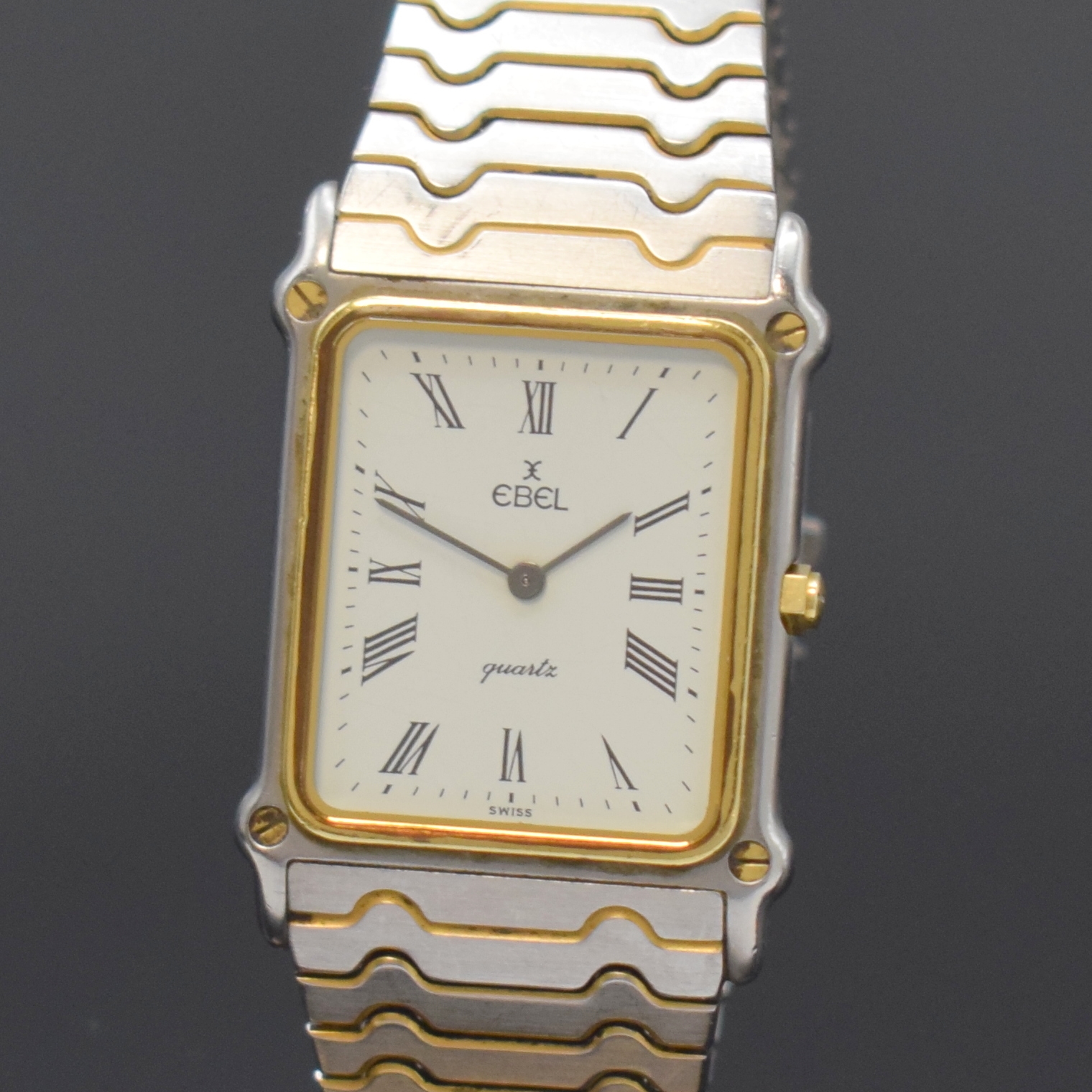Detail a: EBEL Armbanduhr in Edelstahl, Schweiz um 1985, quarz, teils verg., Boden 4-fach verschr., orig. Gliederband, weißes Zifferbl. m. röm. Zahlen, ...
