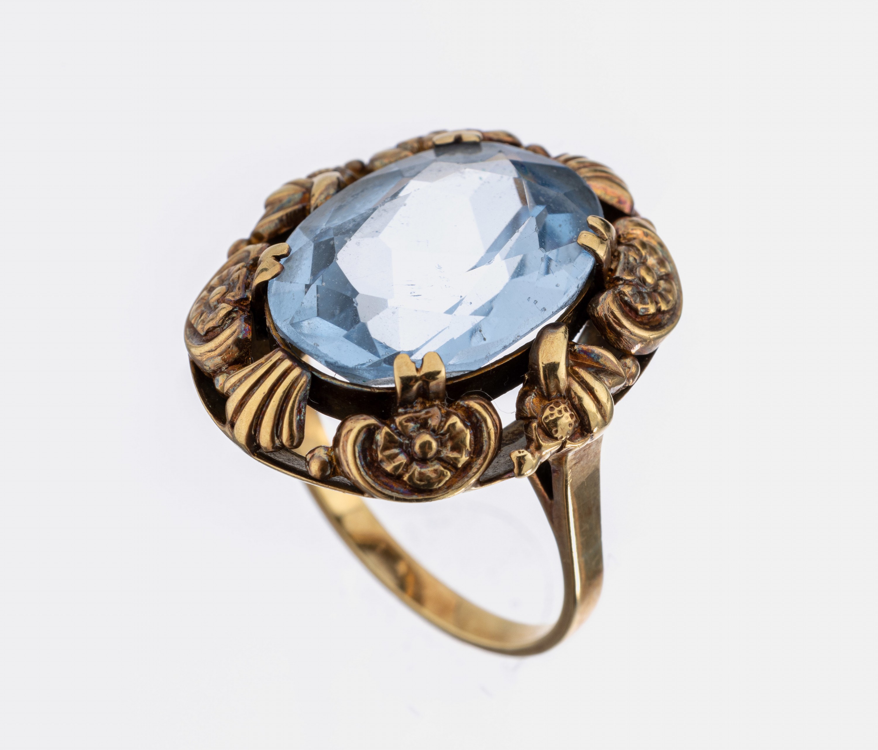 14 kt Gold Farbstein-Ring, 1950er Jahre, GG585/000, ovalfacett. synth. Spinell, Rahmung mit Blüten und Blättern, RW 55, ca. 7.9 g