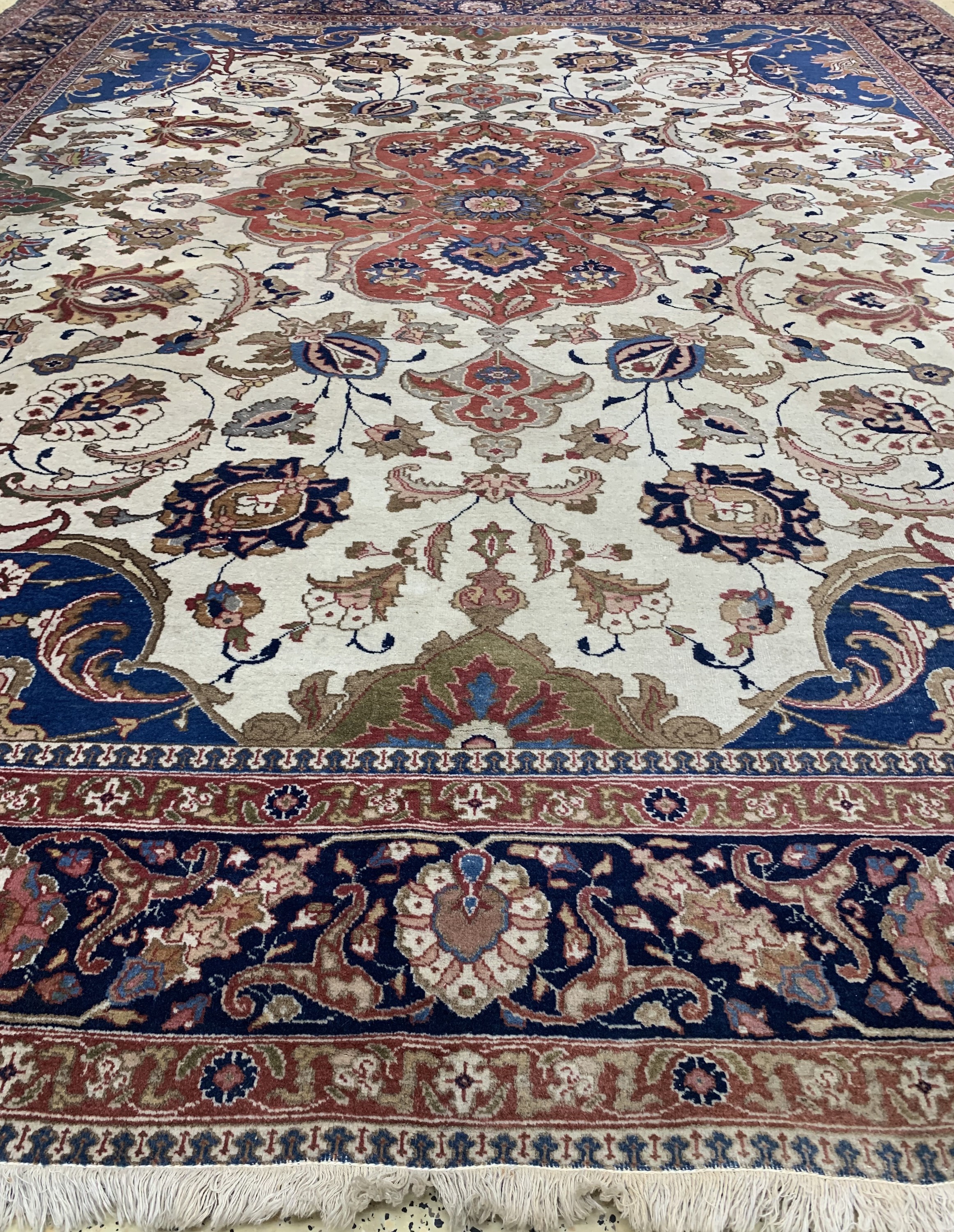 Detail h: Täbriz alt, Persien, Anfang 20.Jhd, Wolle auf Baumwolle, ca. 390 x 320 cm, EHZ: 3