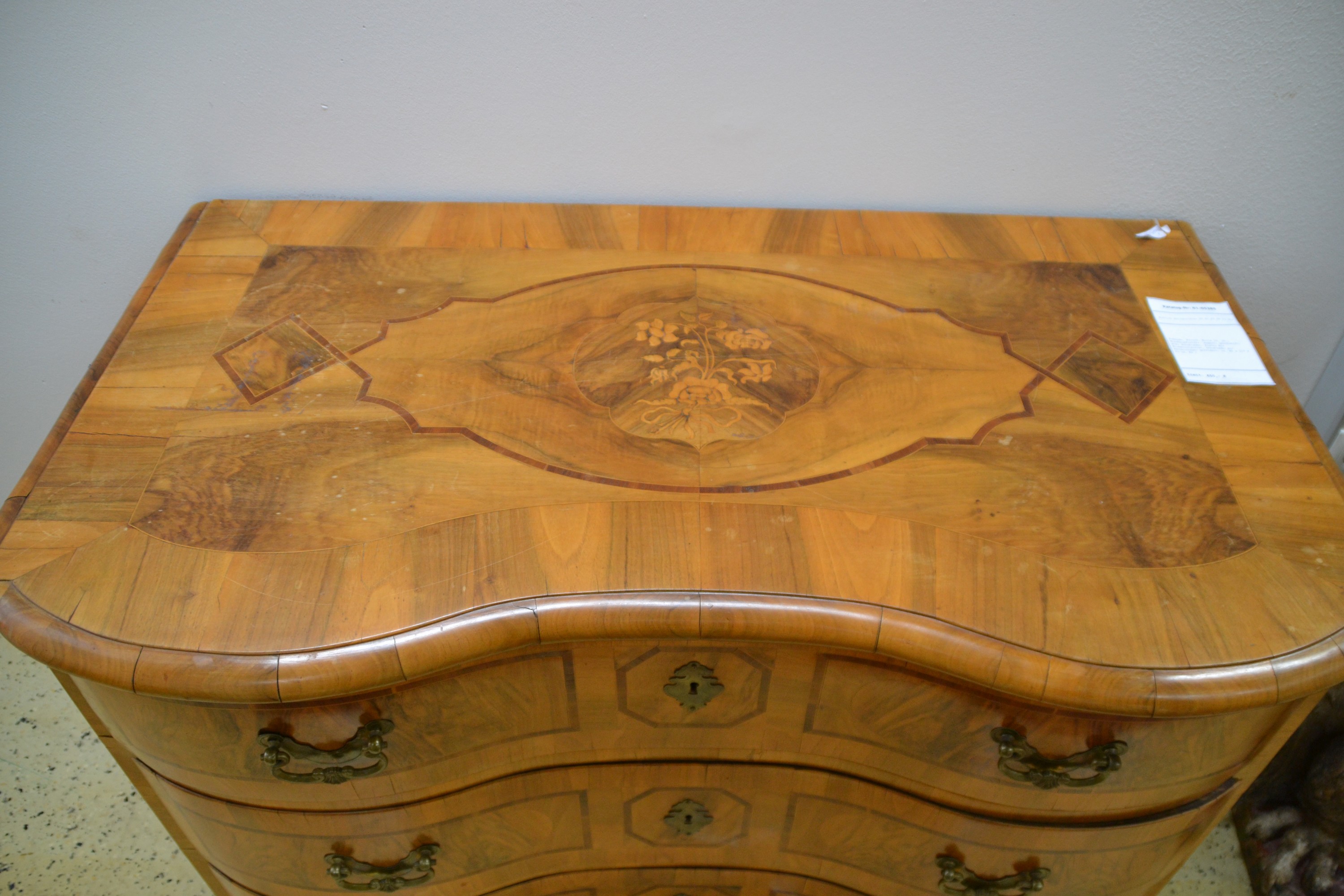 Detail a: Kommode, Barock, Mitte 18. Jh., Nussbaumfurnier, doppelt geschweift, drei Schubladen, Platte mit Blumenintarsien, Schubladen mit Bandeinlagen ...