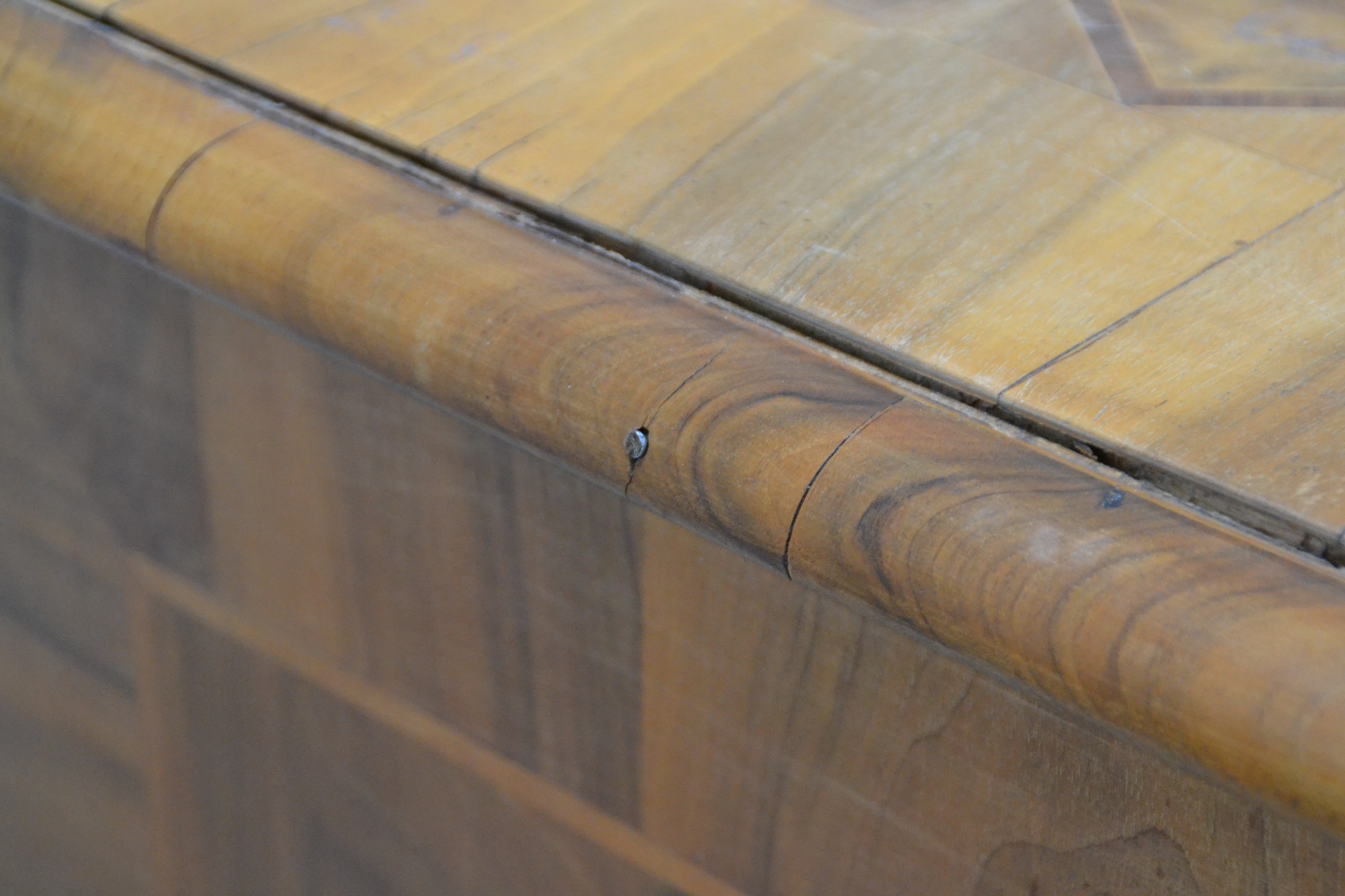 Detail e: Kommode, Barock, Mitte 18. Jh., Nussbaumfurnier, doppelt geschweift, drei Schubladen, Platte mit Blumenintarsien, Schubladen mit Bandeinlagen ...