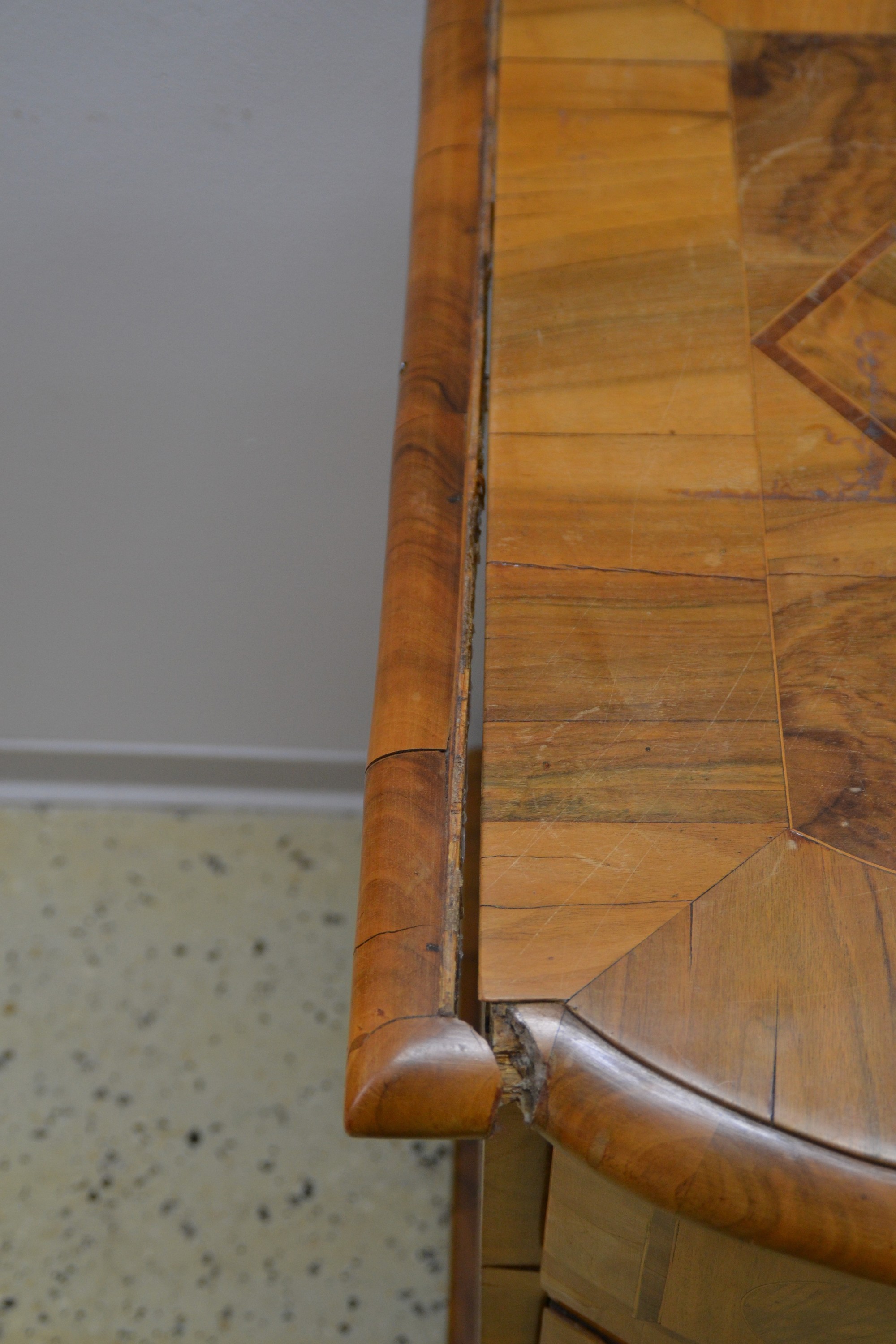Detail f: Kommode, Barock, Mitte 18. Jh., Nussbaumfurnier, doppelt geschweift, drei Schubladen, Platte mit Blumenintarsien, Schubladen mit Bandeinlagen ...