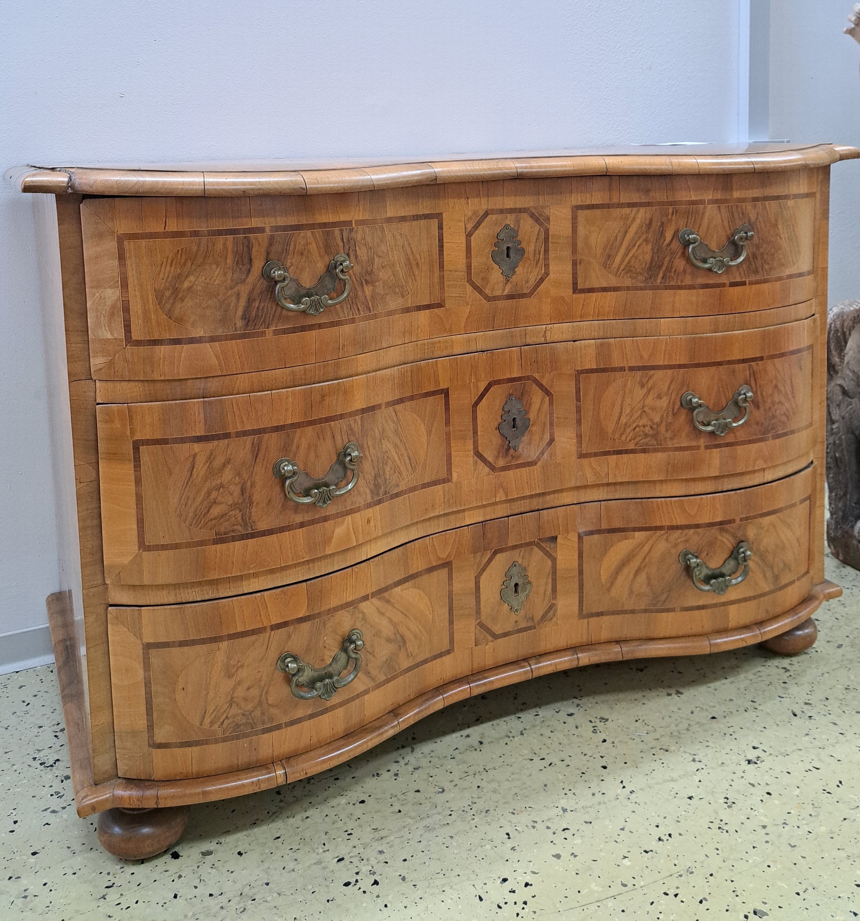 Detail g: Kommode, Barock, Mitte 18. Jh., Nussbaumfurnier, doppelt geschweift, drei Schubladen, Platte mit Blumenintarsien, Schubladen mit Bandeinlagen ...