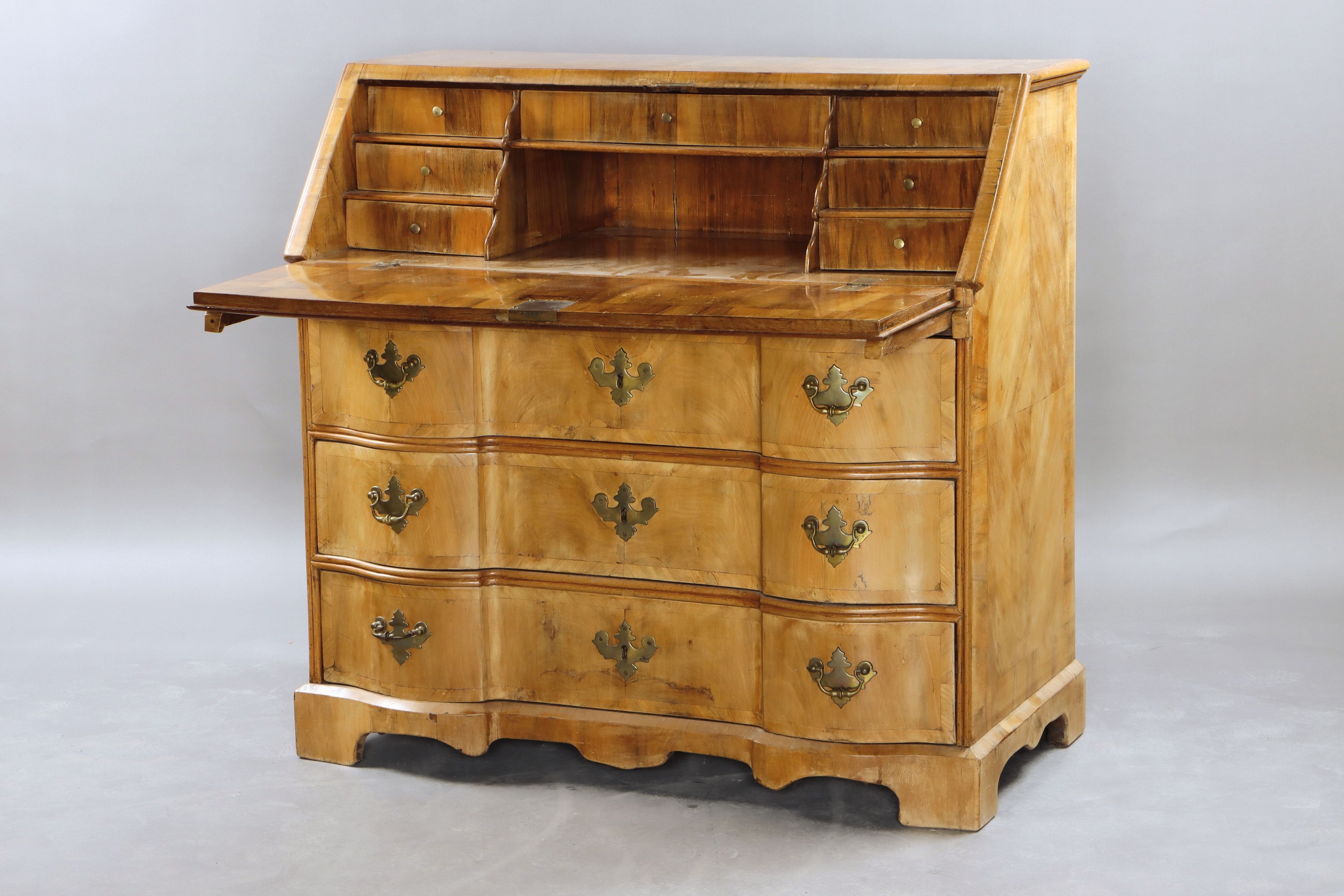 Schrägklappensekretär, Barock, 2. Hälfte 18. Jh., Nussbaumfurnier, Unterteil mit drei geschweiften Schubladen, Schreibfach Inneneinrichtung, ca. ...