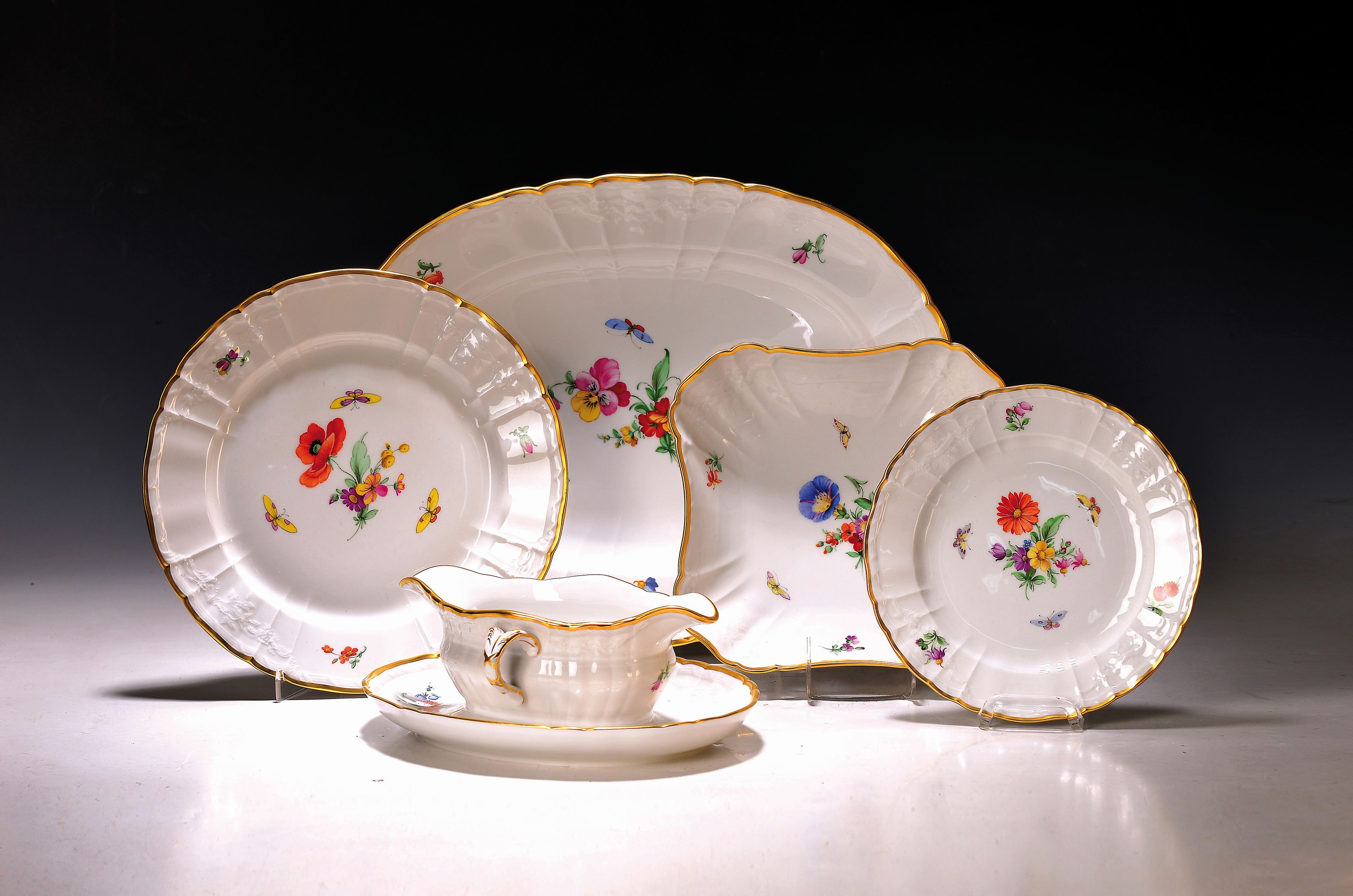 Speiseservice, KPM Berlin, 2.Hälfte 20.Jh., Form Rocaille, Porzellan, Goldrand, handbemalt mit Blumen und Schmetterlingen, reliefierte Fahne mit ...