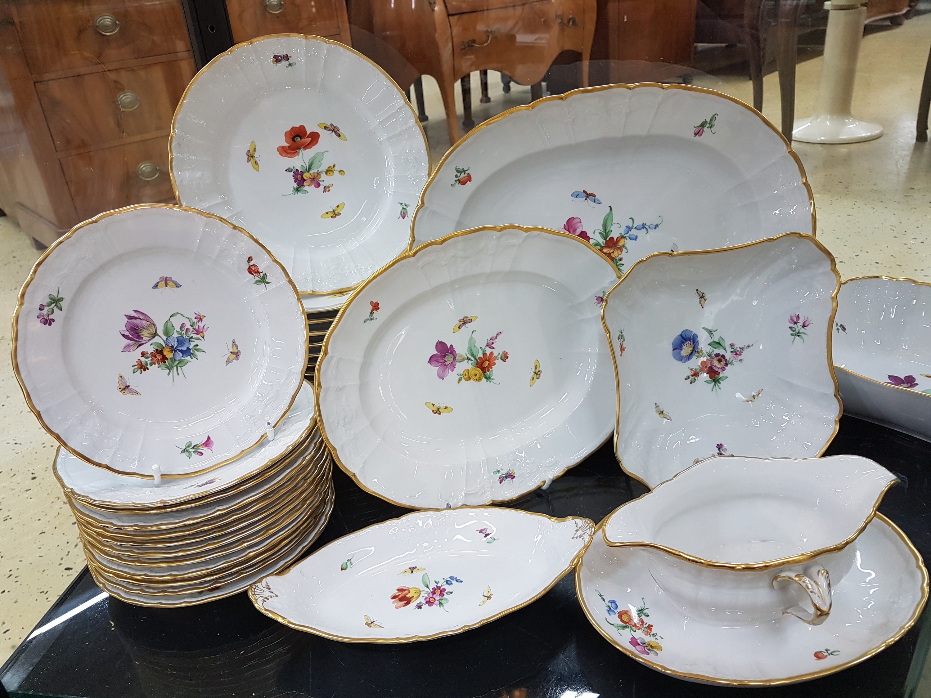 Detail a: Speiseservice, KPM Berlin, 2.Hälfte 20.Jh., Form Rocaille, Porzellan, Goldrand, handbemalt mit Blumen und Schmetterlingen, reliefierte Fahne mit ...