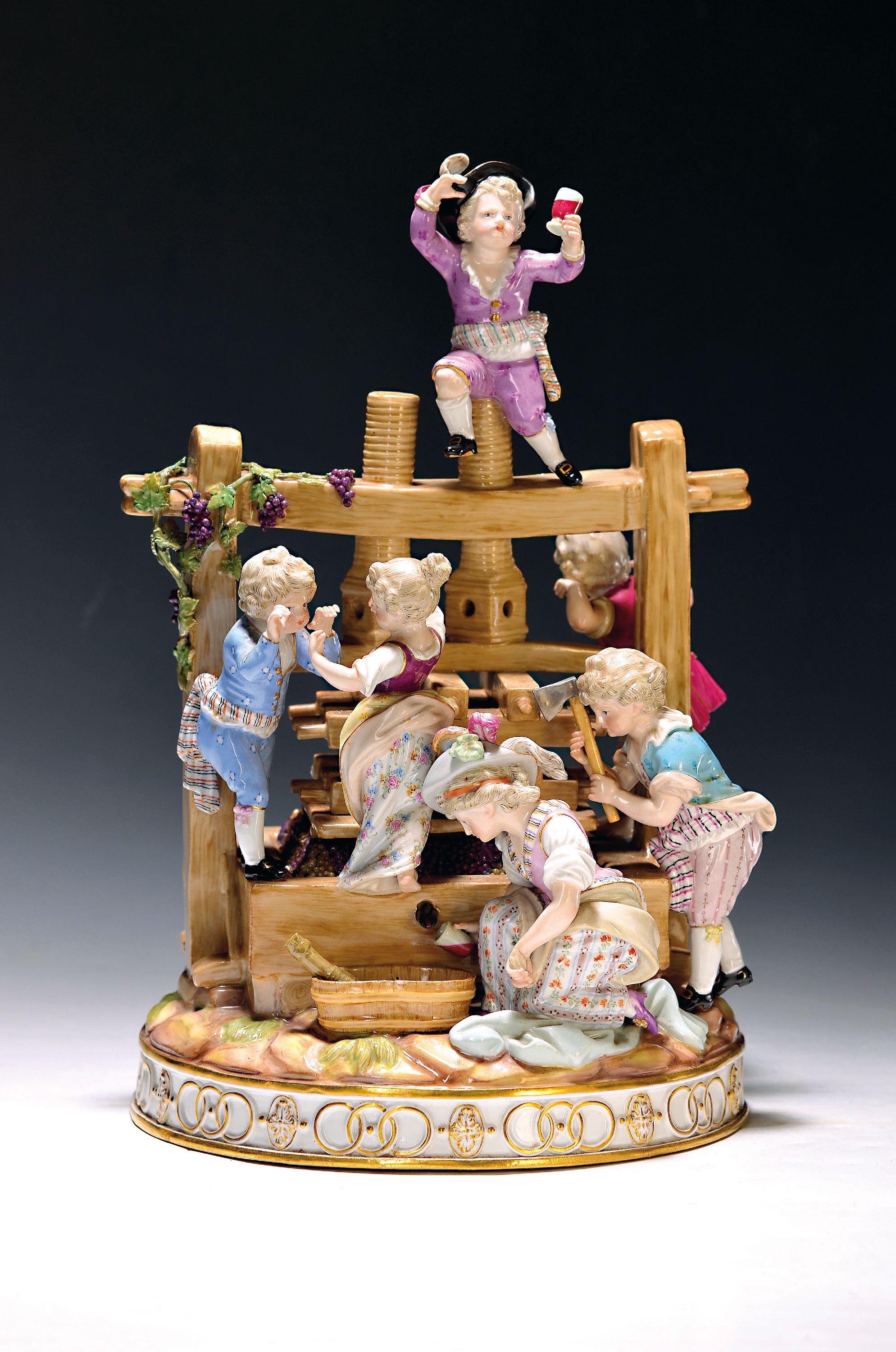 Große Porzellangruppe, Meissen, um 1860/70, Weinpresse, mit 7 Figuren, feine polychrome Bemalung, Goldstaffage, ein Arm geklebt, l. an den Knöpfen ...