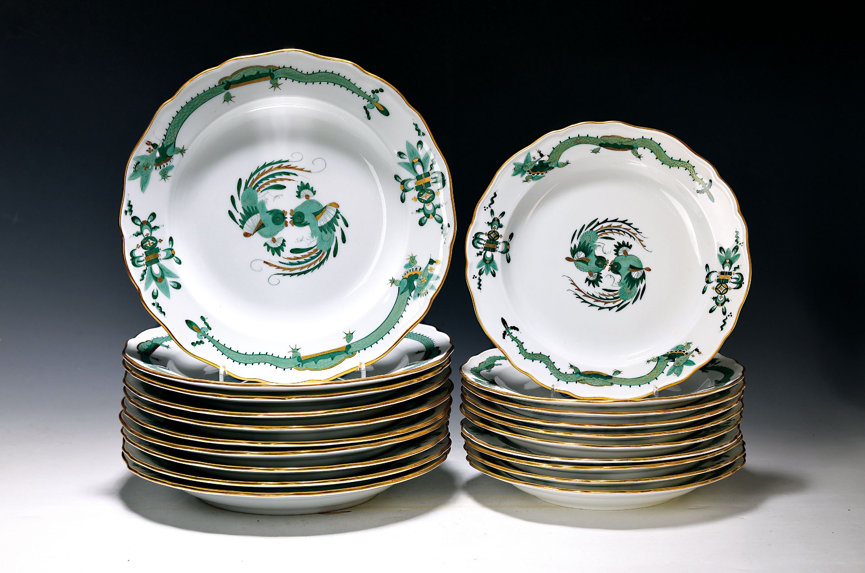 Speiseservice/30 Teller, Meissen, grüner Hofdrache, meist Knaufzeit, 1880-1924, Porzellan, 10 Menueteller D. 24.5 cm, 10 Vorspeiseteller D. 21 cm, ...