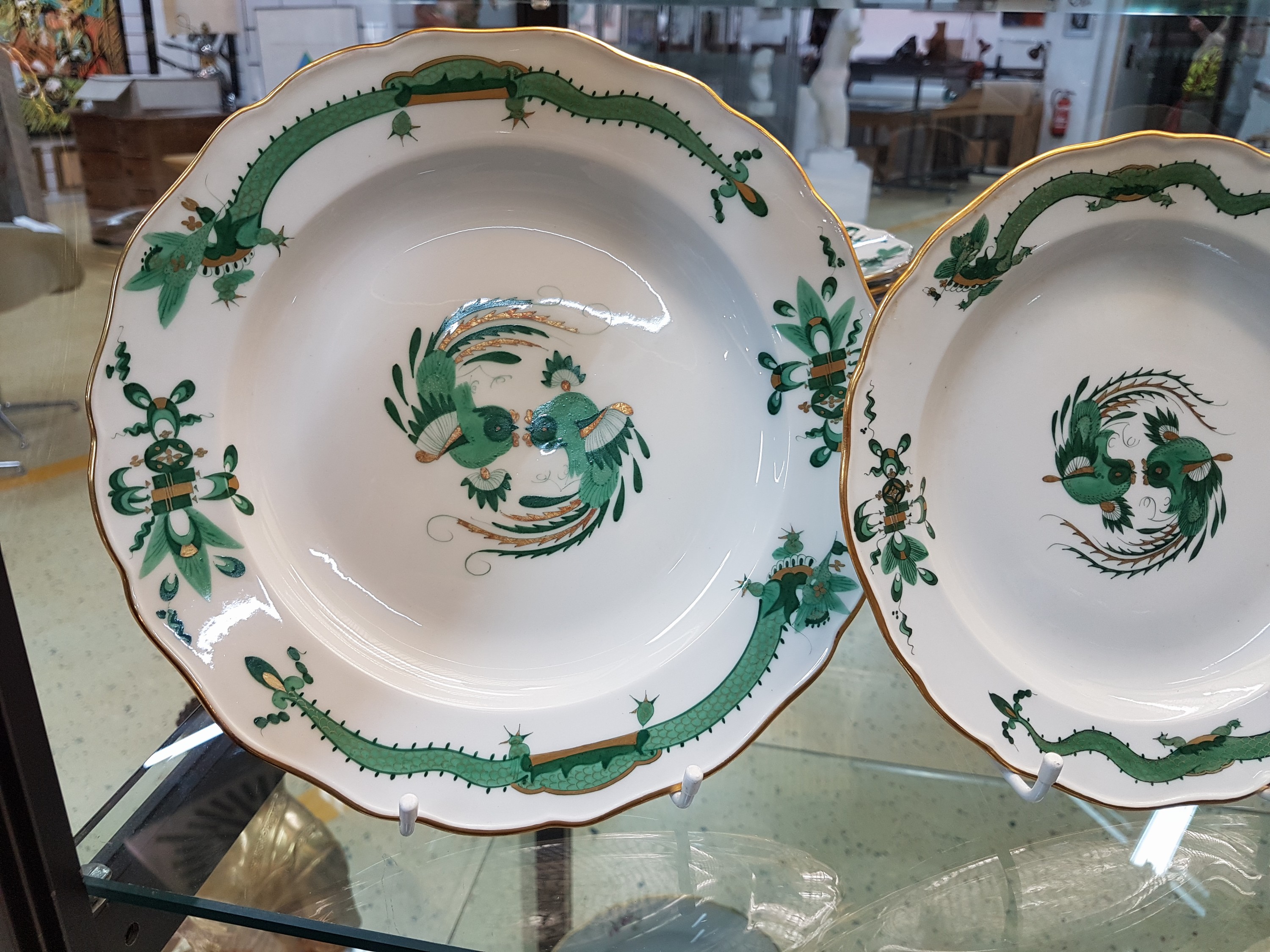 Detail a: Speiseservice/30 Teller, Meissen, grüner Hofdrache, meist Knaufzeit, 1880-1924, Porzellan, 10 Menueteller D. 24.5 cm, 10 Vorspeiseteller D. 21 cm, ...