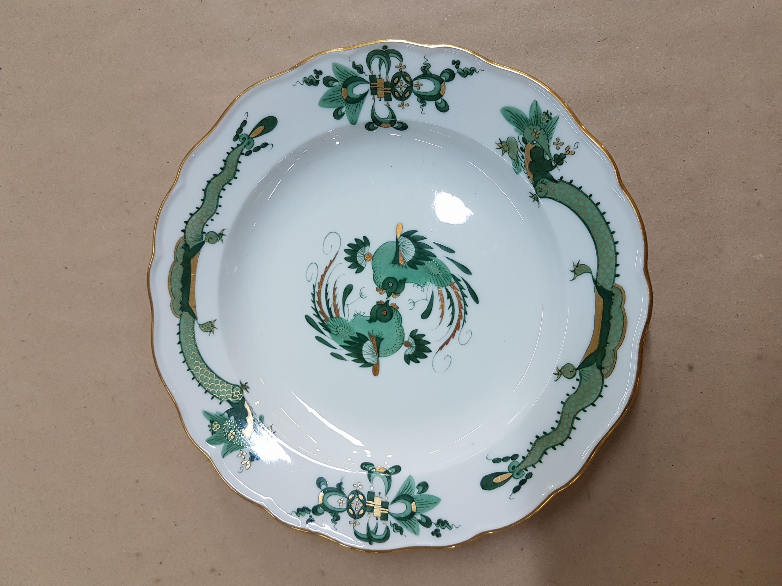 Detail d: Speiseservice/30 Teller, Meissen, grüner Hofdrache, meist Knaufzeit, 1880-1924, Porzellan, 10 Menueteller D. 24.5 cm, 10 Vorspeiseteller D. 21 cm, ...