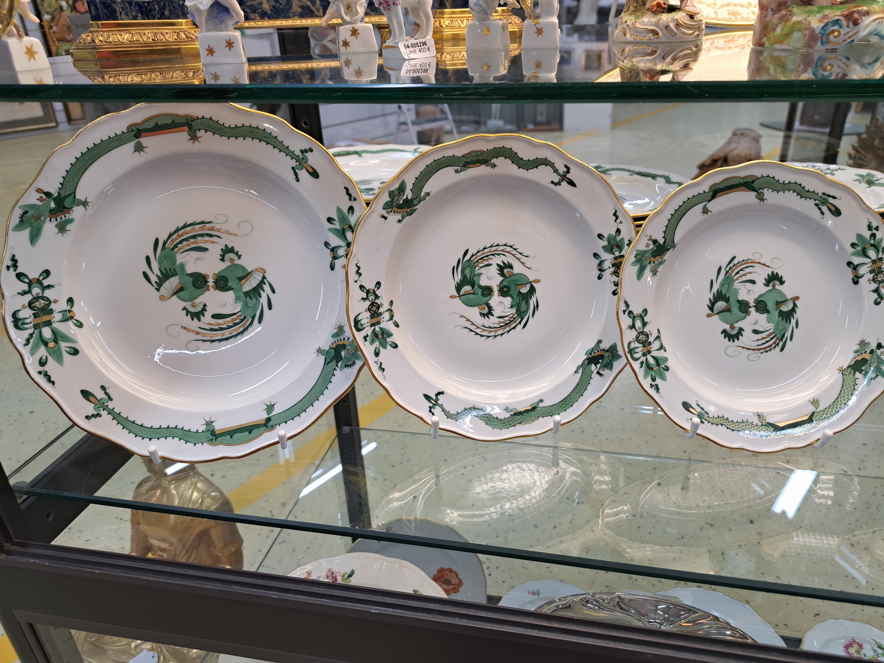 Detail f: Speiseservice/30 Teller, Meissen, grüner Hofdrache, meist Knaufzeit, 1880-1924, Porzellan, 10 Menueteller D. 24.5 cm, 10 Vorspeiseteller D. 21 cm, ...