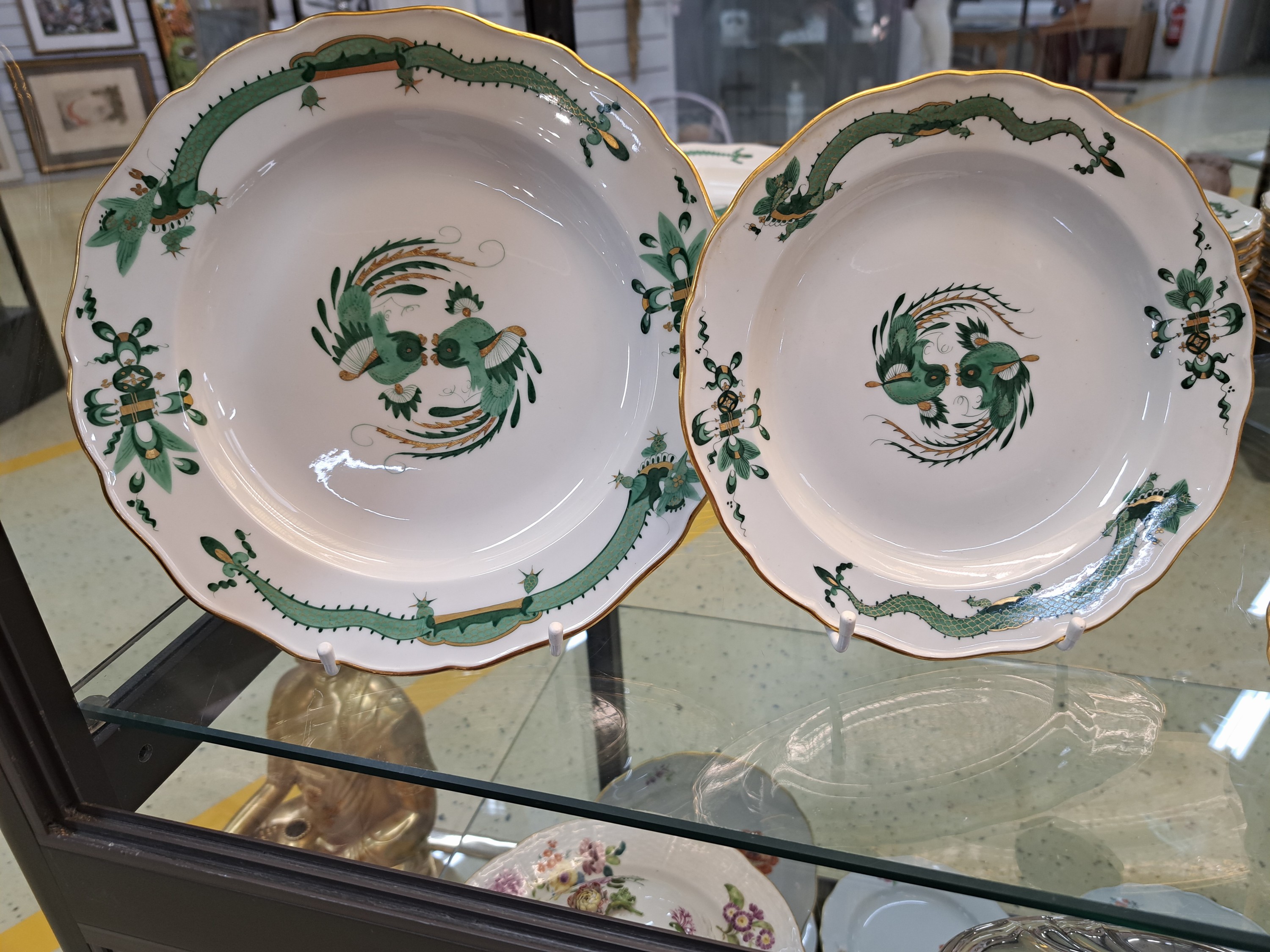 Detail i: Speiseservice/30 Teller, Meissen, grüner Hofdrache, meist Knaufzeit, 1880-1924, Porzellan, 10 Menueteller D. 24.5 cm, 10 Vorspeiseteller D. 21 cm, ...