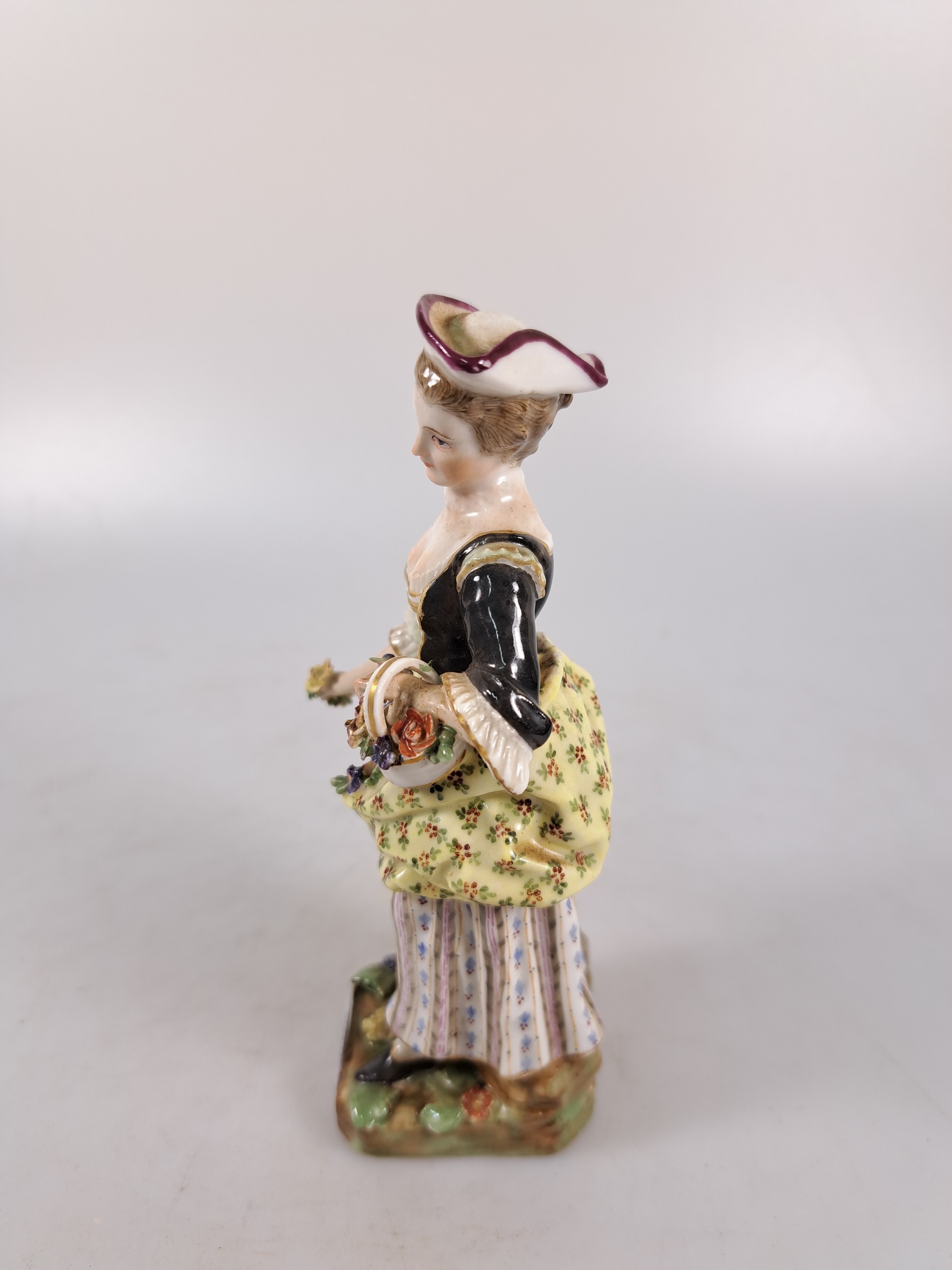 Detail b: Paar Porzellanfiguren, Fürstliche Fuldaische Feine Porzellanfabrik, Ende 18.Jh., Porzellan, farbig staffiert, galantes Paar, l. best., H. 14 cm