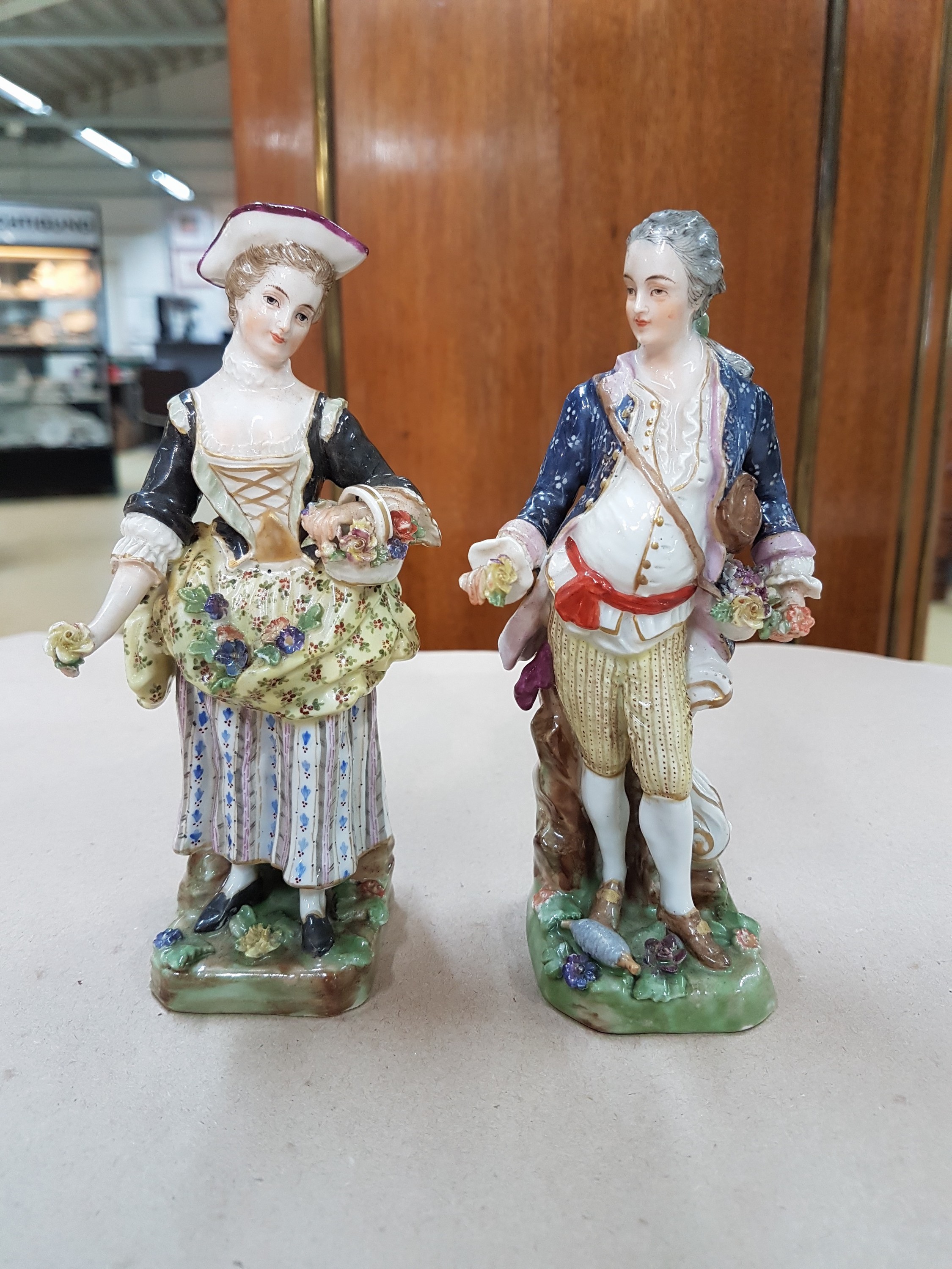 Detail j: Paar Porzellanfiguren, Fürstliche Fuldaische Feine Porzellanfabrik, Ende 18.Jh., Porzellan, farbig staffiert, galantes Paar, l. best., H. 14 cm